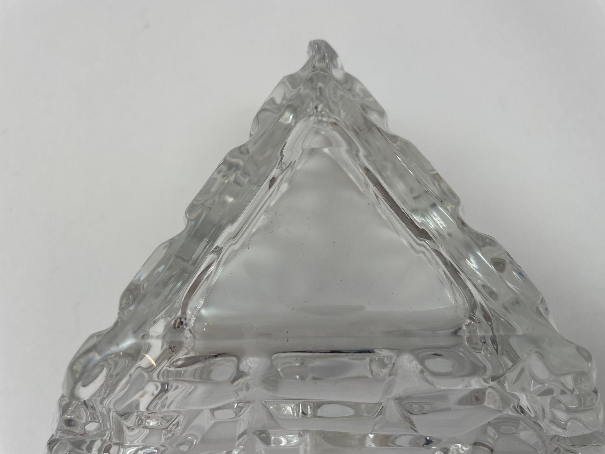 Cristal Cendrier triangulaire en cristal taillé transparent Sierra de Tiffany Co en vente