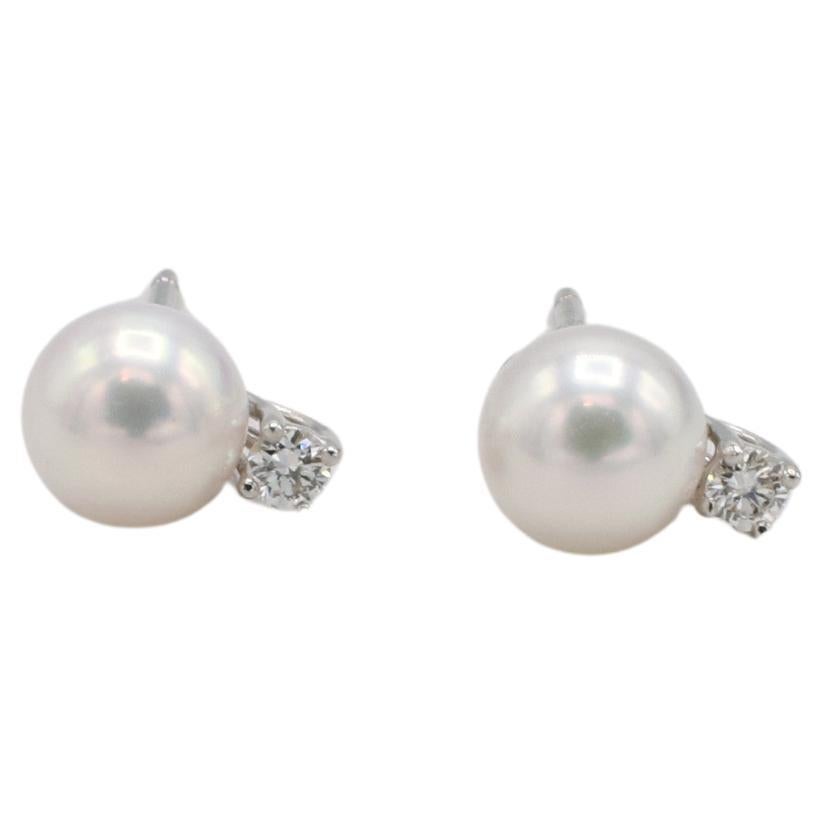 Tiffany & Co. Boucles d'oreilles en or blanc 18 carats perles de culture Akoya et diamants naturels Signature 
Métal : or blanc 18k
Poids : 2.32 grammes
Perles : perles de culture blanches Akoya de 6.5 mm
Diamants : 0,10 CTW diamants ronds naturels