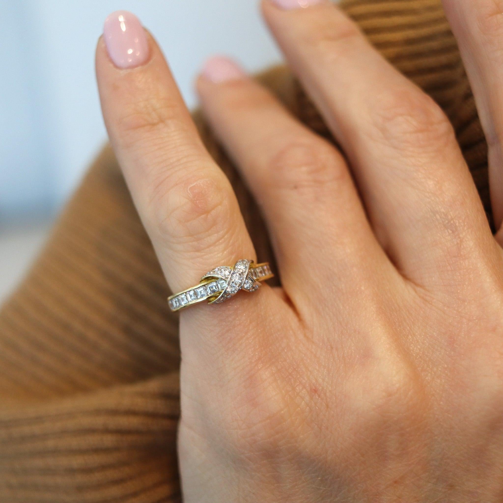 Une bague signature conçue par Tiffany & Co.

Cette élégante bague signature a été créée par la maison de joaillerie Tiffany & Co. avec le X emblématique sur le dessus. La bague a été réalisée en or jaune massif de 18 carats avec une finition