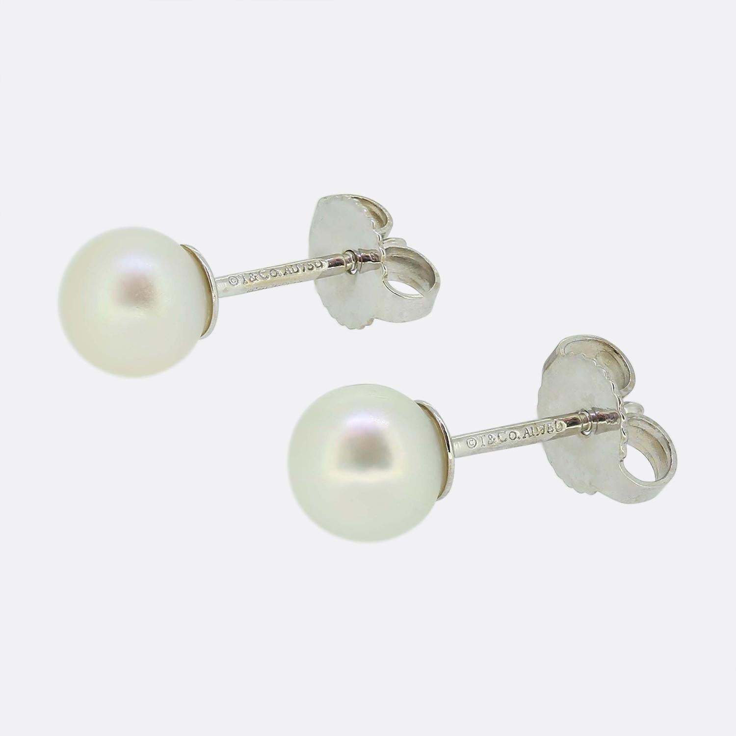Hier haben wir ein klassisch gestyltes Paar Perlen-Ohrstecker des weltbekannten Schmuckdesigners Tiffany & Co. Jedes Stück ist aus 18 Karat Weißgold gefertigt und mit einer einzelnen 7 mm großen runden Akoya-Zuchtperle besetzt.

Zustand: Gebraucht
