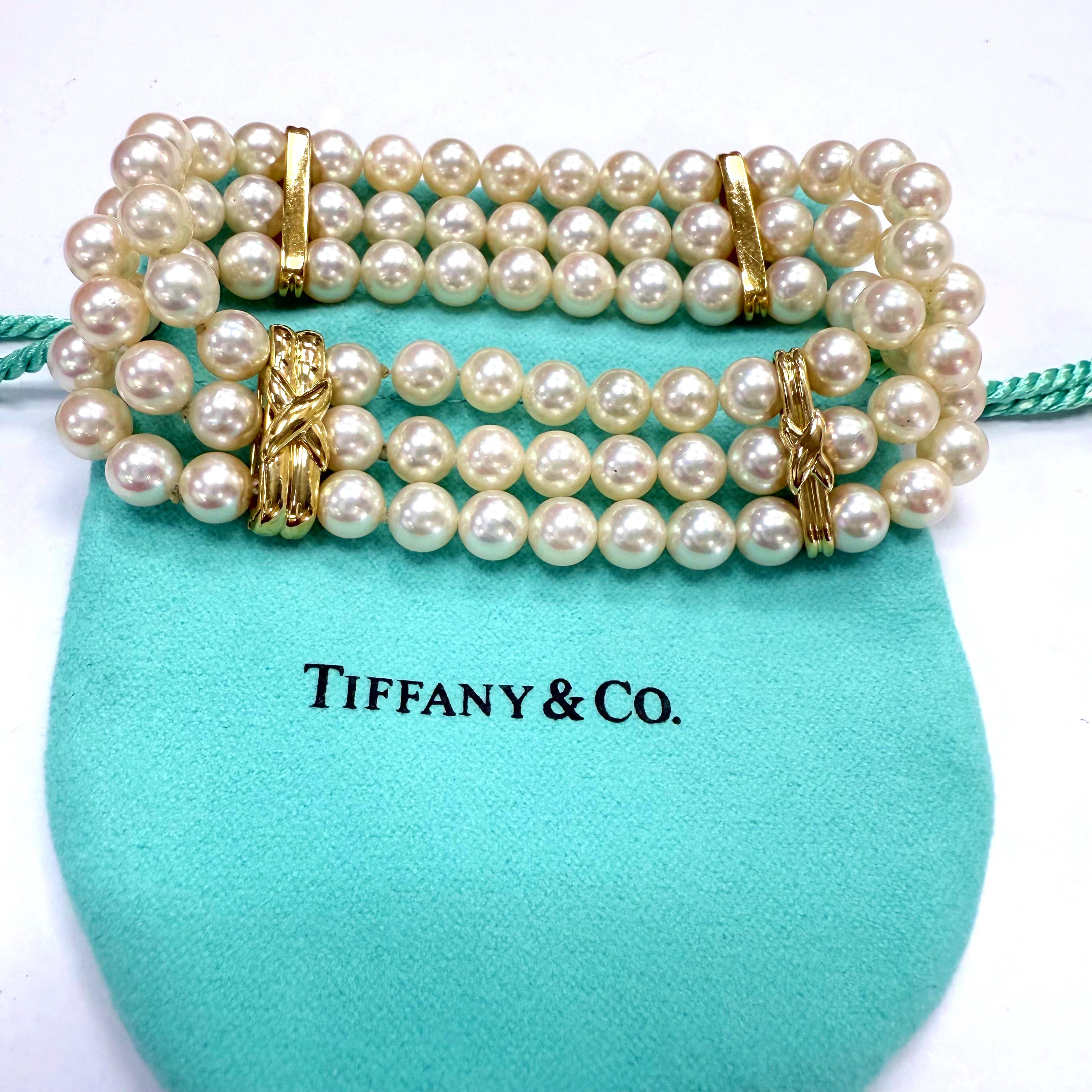 Tiffany & Co. Bracciale con perle Akoya a 4 stazioni e 3 file
Stile:   Bracciale
Metallo:  Oro giallo 18kt / 750
Dimensioni:  7' pollici
Larghezza:  0,75' pollici
Hallmark:  T&T. 750 sulla fibbia
Include:   Astuccio per gioielli T&C 



