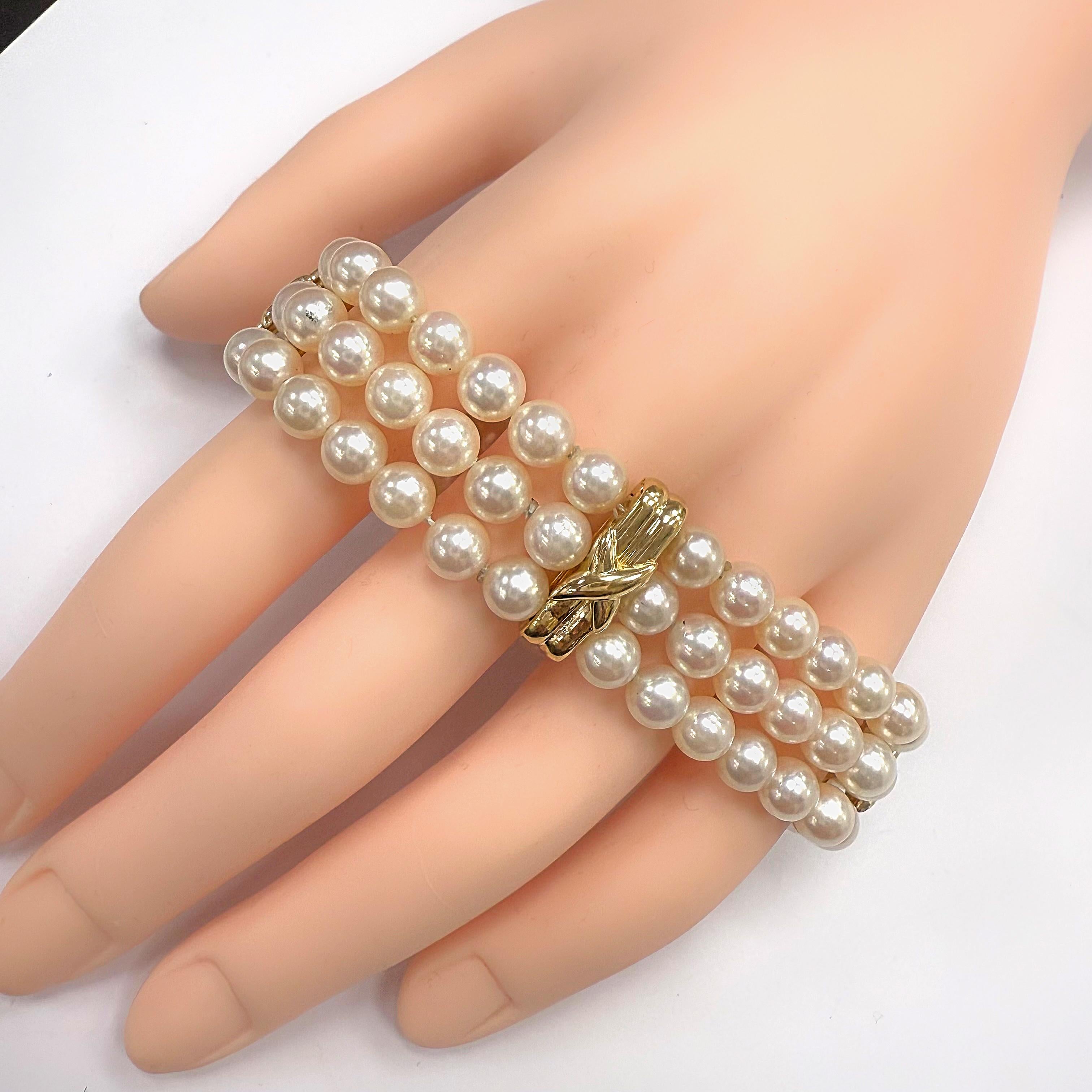Tiffany & Co. Bracciale a tre fili con perle Akoya Signature X in oro giallo 18 carati In condizioni buone in vendita a San Diego, CA