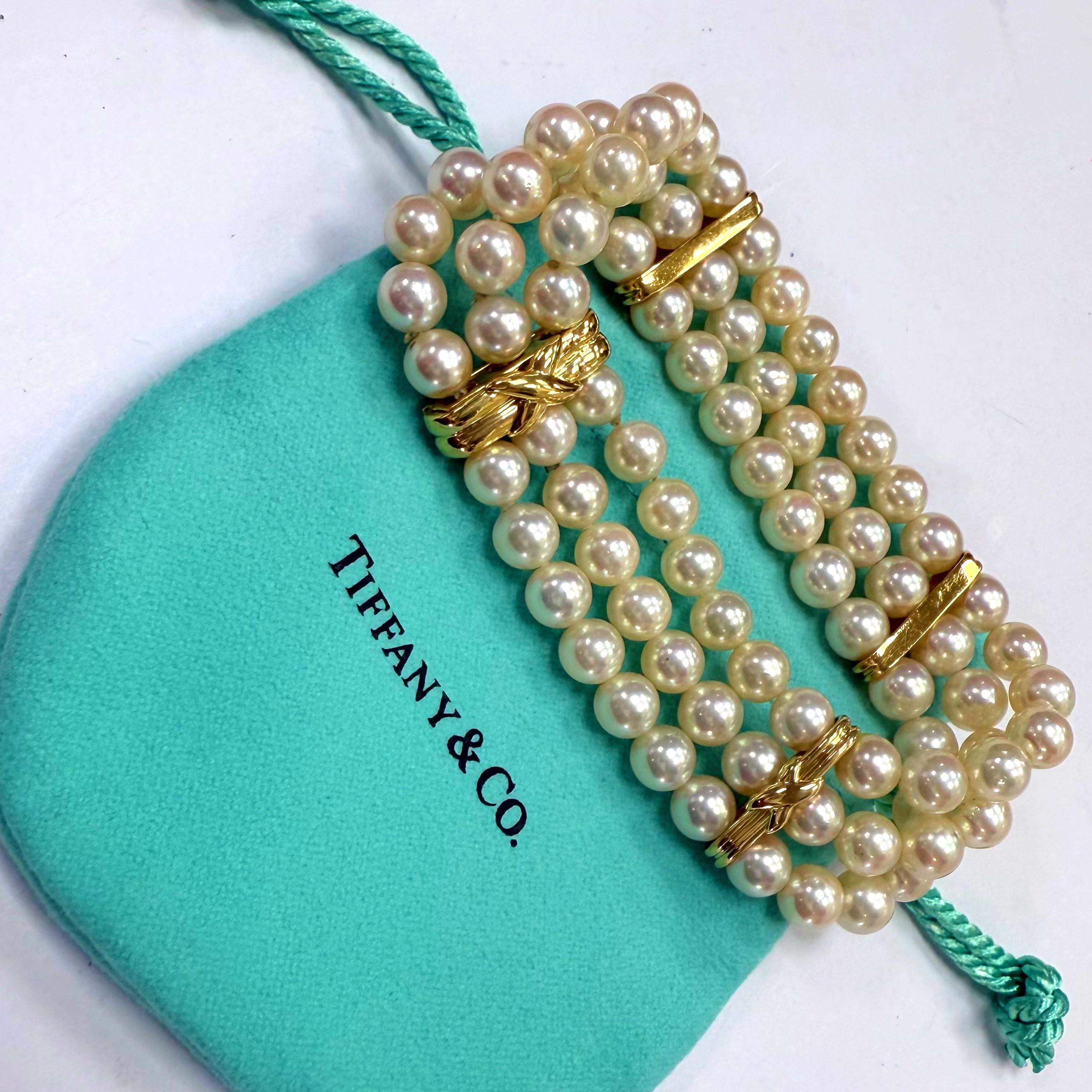 Tiffany & Co. Bracciale a tre fili con perle Akoya Signature X in oro giallo 18 carati in vendita 1