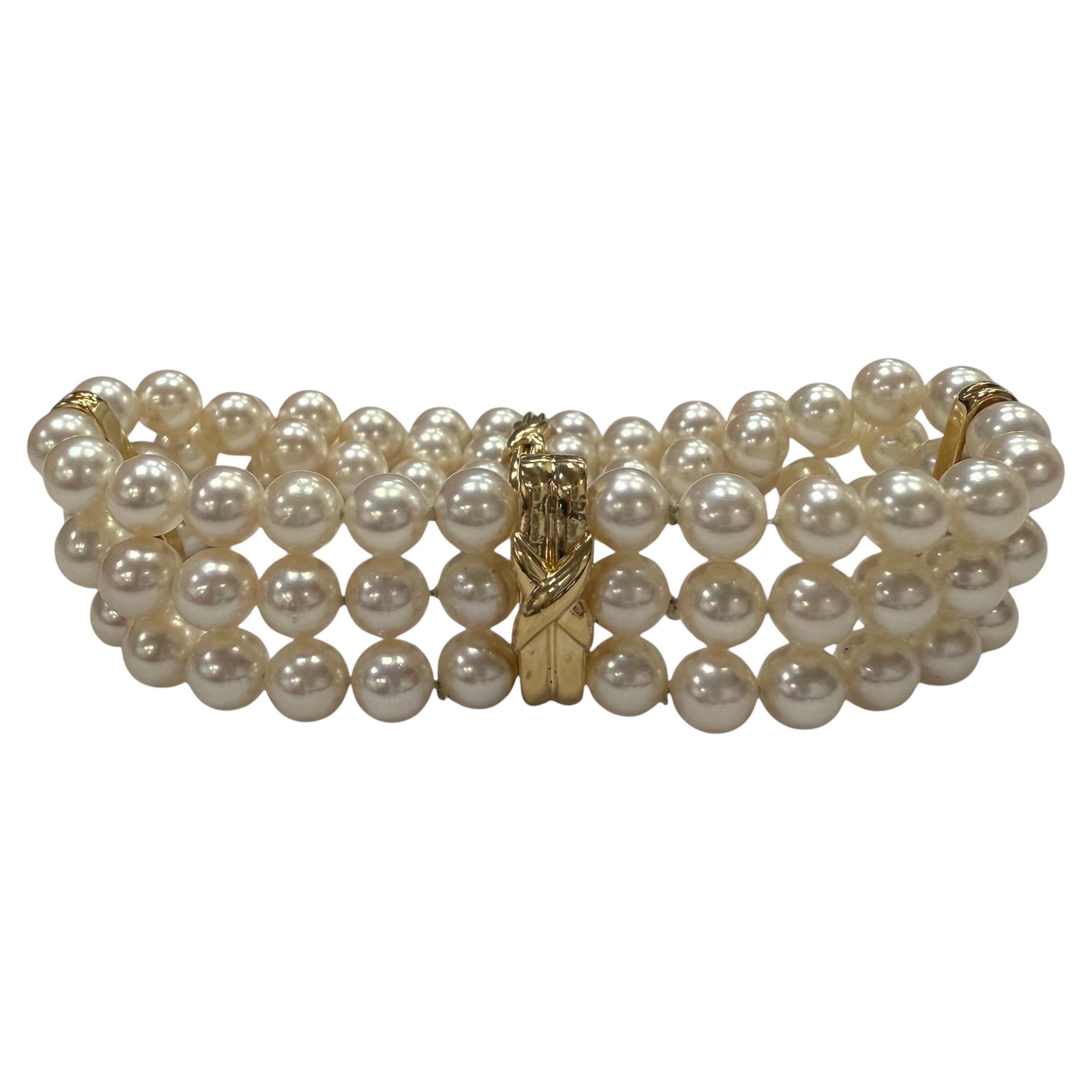Tiffany & Co. Bracciale a tre fili con perle Akoya Signature X in oro giallo 18 carati in vendita