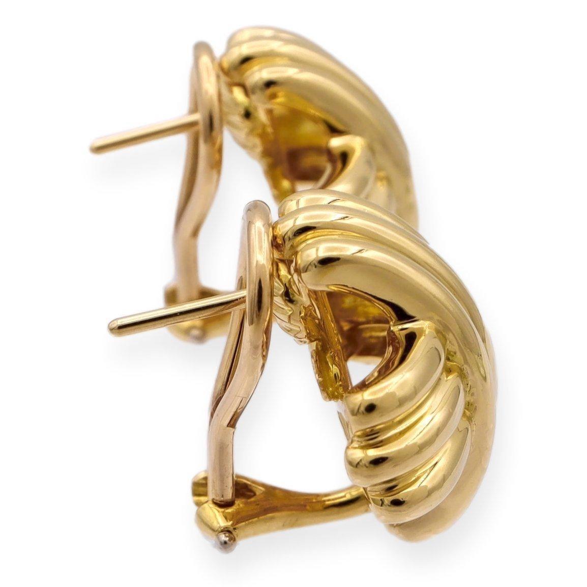 Tiffany & Co. Vintage Paar Signatur X Ohrringe fein in Handarbeit in 18 Karat Gelbgold mit Omega-Clip-Backs und Beiträge. Mittlere Größe. Posts können auf Anfrage entfernt werden 

Passende Halskette erhältlich.
Ohrringe Spezifikationen
Marke:
