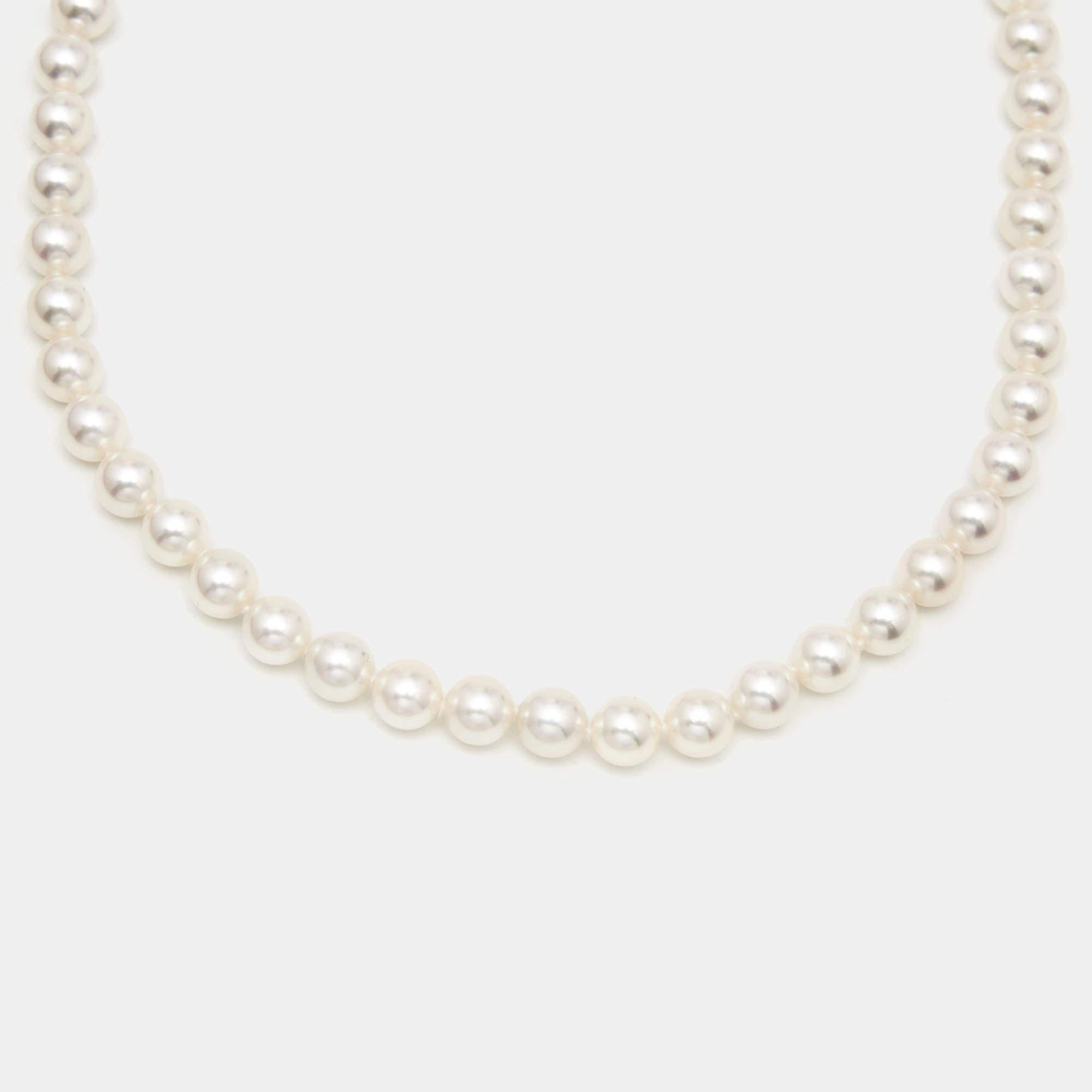 There is nothing more elegant and ladylike than a classic pearl necklace. This Tiffany & Co. Signature x Cultured Pearls necklace is linked in 18K white gold chain. This can be a great gift for the lady in your life and can be totally worn for day