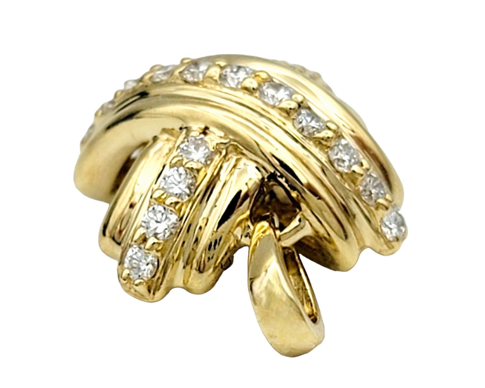 Cette magnifique pièce de Tiffany & Co. Le pendentif en diamants Signature X Design/One dégage une élégance et une sophistication intemporelles. Réalisé en luxueux or jaune 18 carats, ce pendentif arbore le motif X emblématique. Chaque ligne