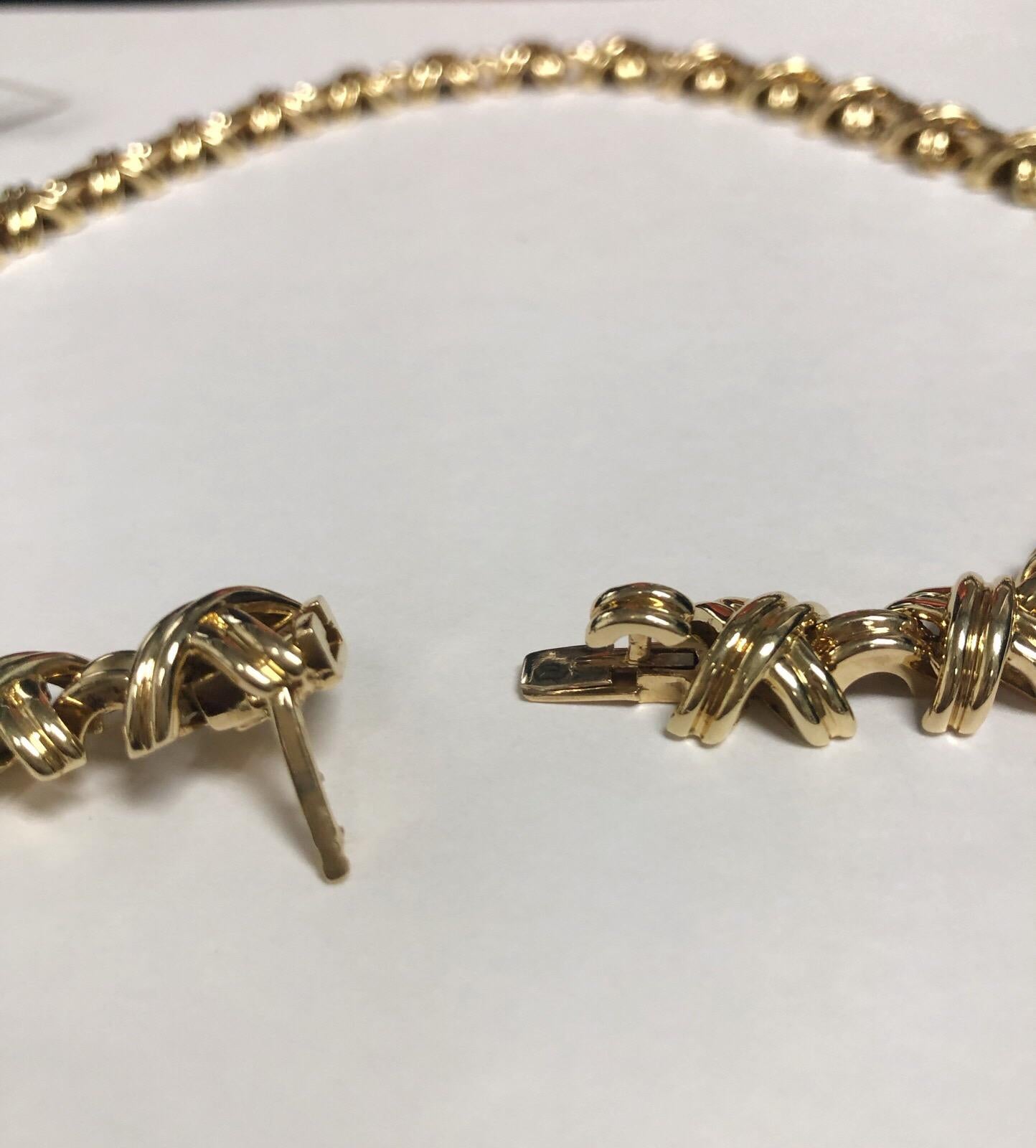 Tiffany & Co. Unterschrift X  Design-Halskette aus 18 Karat Gelbgold. Passende Ringe, Ohrringe und Armbänder sind vorhanden, werden aber separat verkauft. 