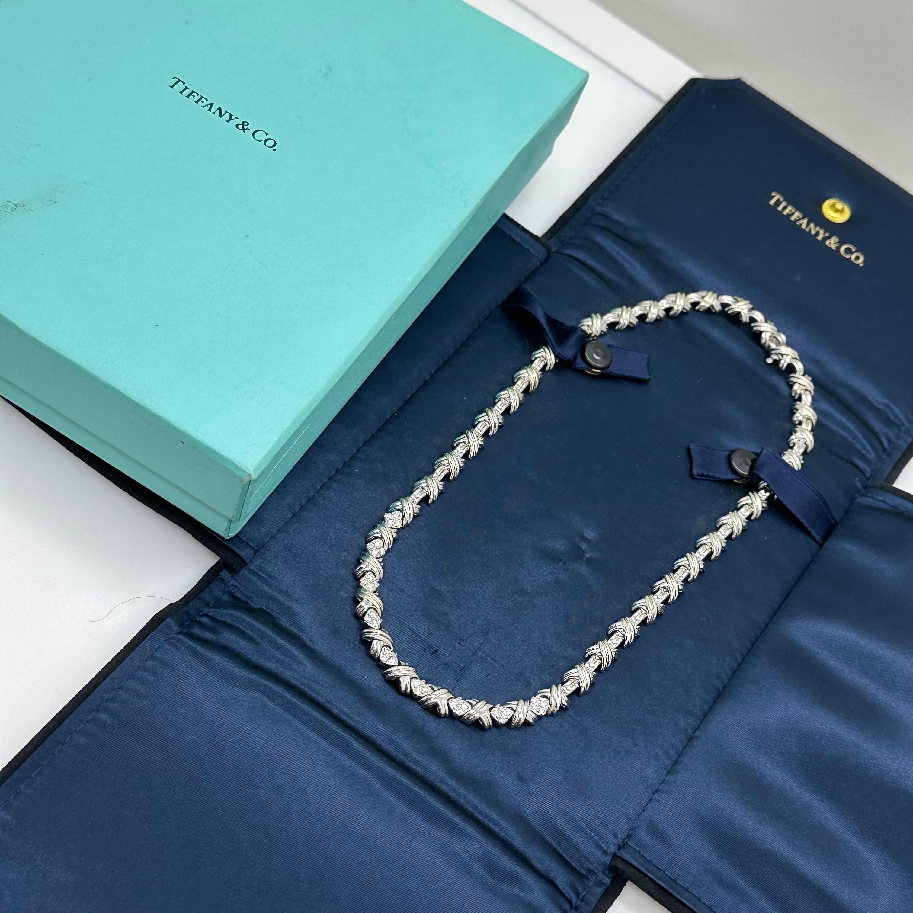 Tiffany & Co. Signatur X Diamant-Halskette
Stil:  Tennis
Metall:  18kt Weißgold 60 Gramm
Größe/Maße:  16,75' Zoll - 8 mm Breite
Hauptdiamant:  36 runde Brillantdiamanten 
Wahrzeichen:  ©T&Co. 750
Enthält:   T&C Innere und äußere blaue