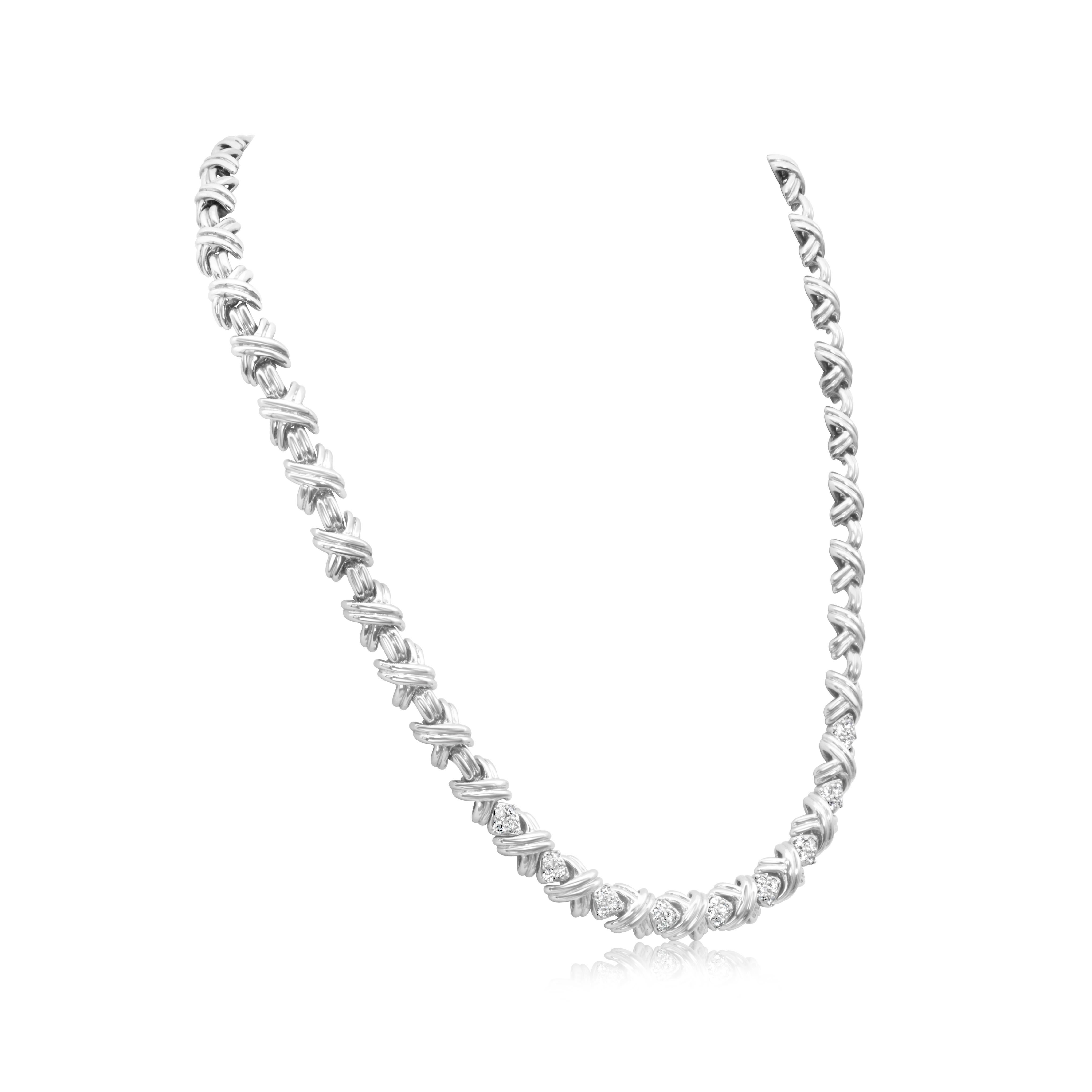 Una collana classica creata da Tiffany & Co. con il caratteristico design a X e diamanti per un totale di 1,03 carati. Finemente realizzato in oro bianco 18 carati, misura 16,5 pollici. Circa 2003. 

Accompagnato dalla scatola originale e dai