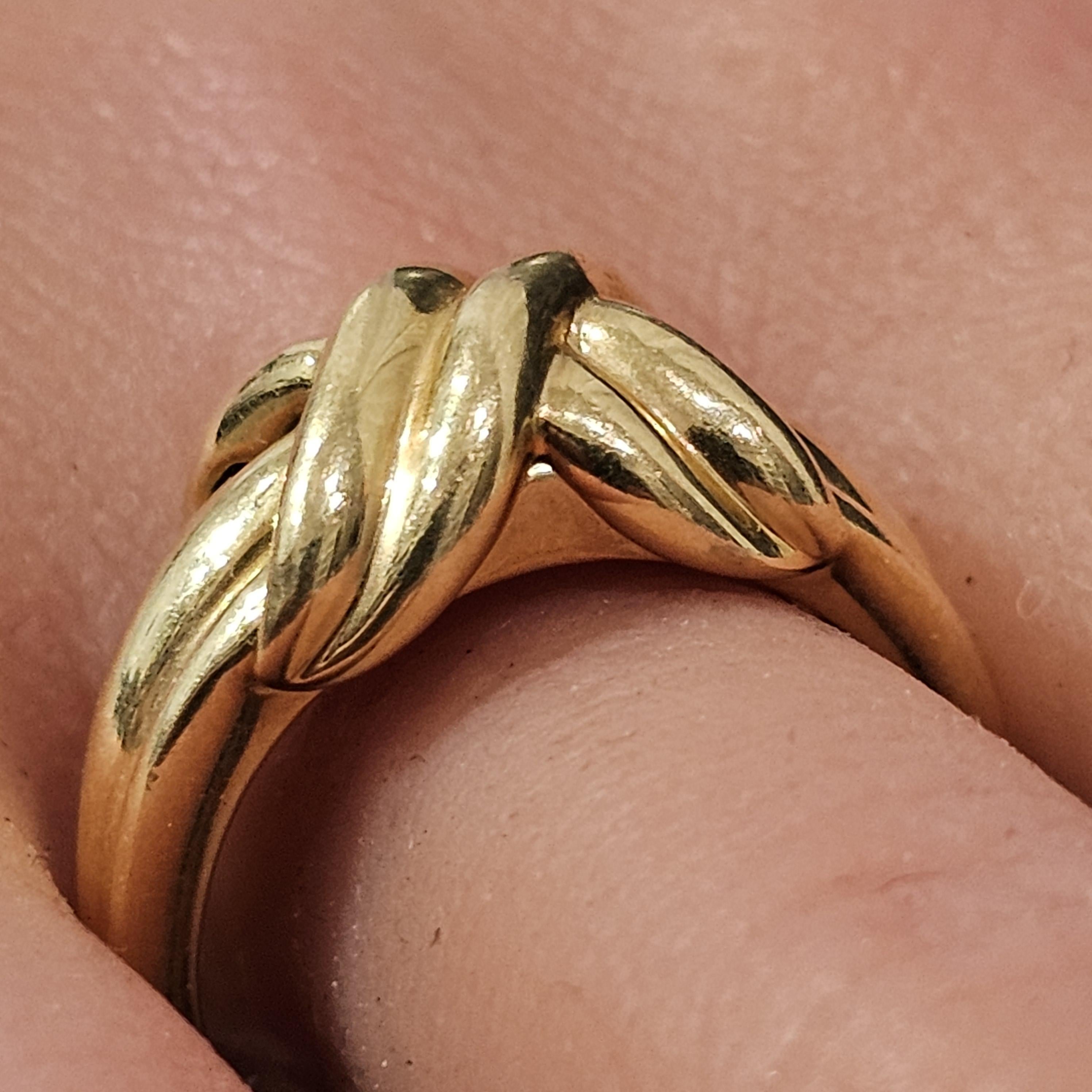 Nous avons ici une bague dôme cocktail Signature X en or jaune 18k de Tiffany & Co., taille 8.75. La bague présente un motif tissé complexe, mettant en valeur l'éclat luxueux de l'or jaune. L'artisanat met en valeur l'élégance et la sophistication