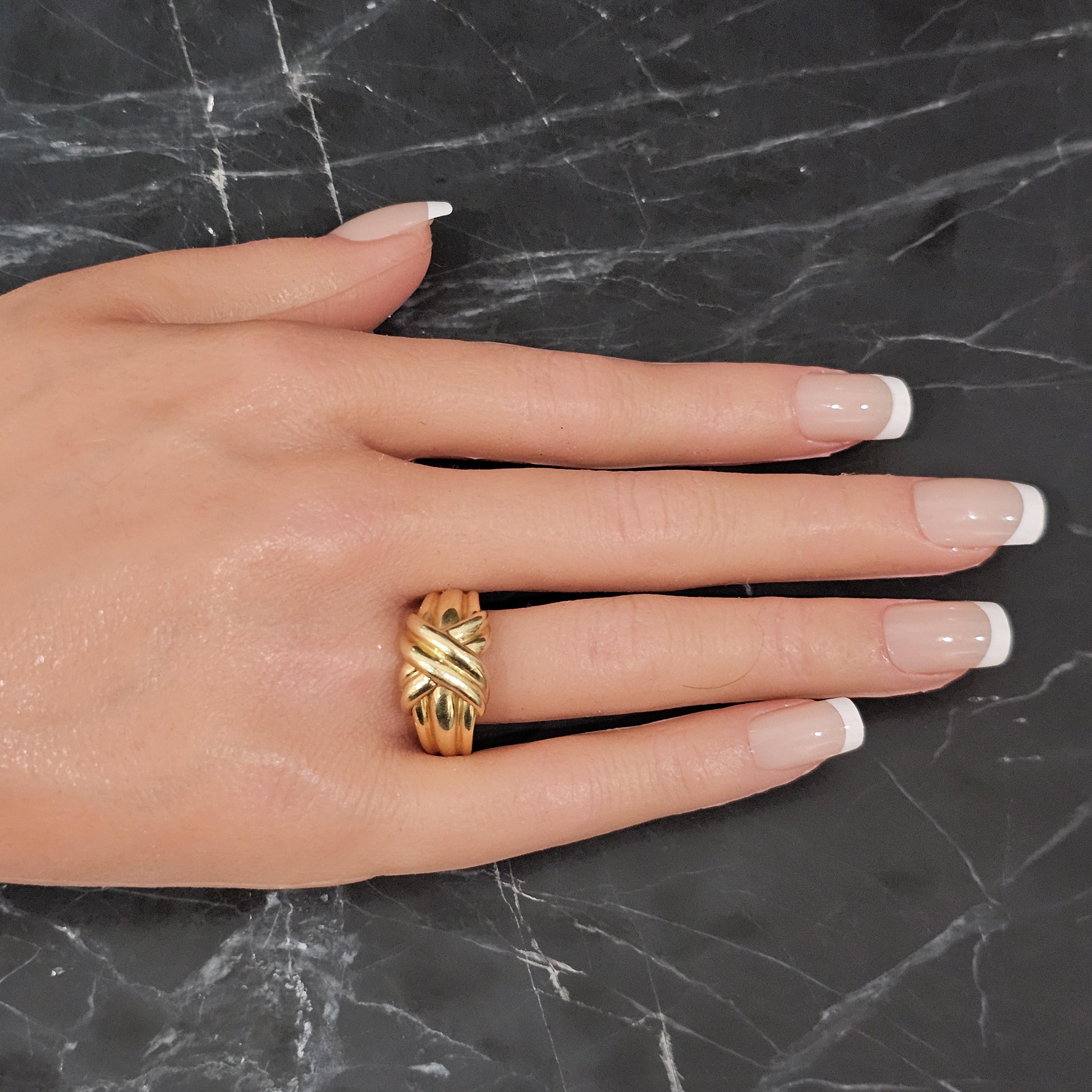 Tiffany & Co. Bague caractéristique en or jaune 18 carats 1990, taille 8,75 12 mm Bon état - En vente à Northbrook, IL