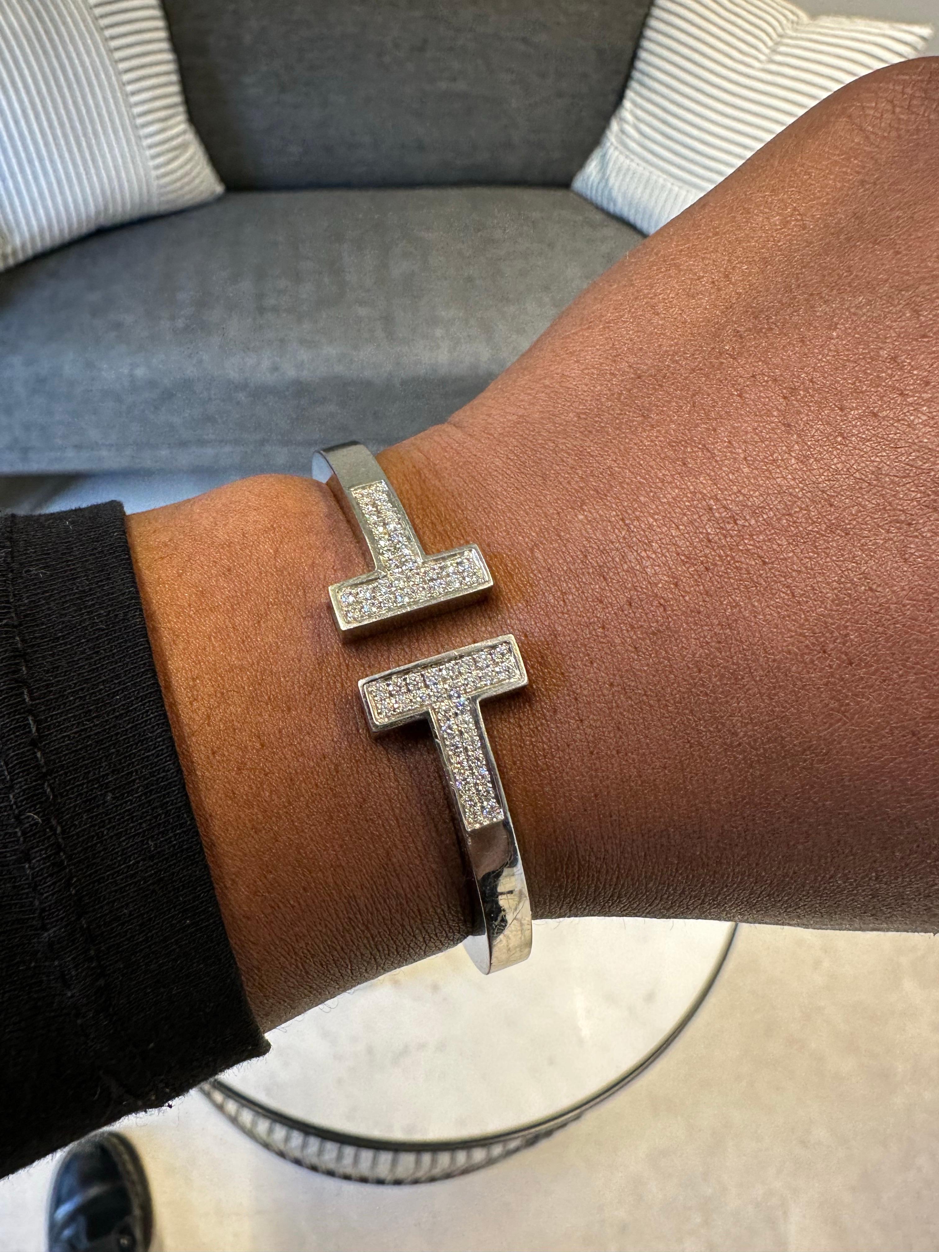 Tiffany & Co. Signiert 18K Weißgold Pave Diamant T-Armband im Zustand „Hervorragend“ im Angebot in New York, NY