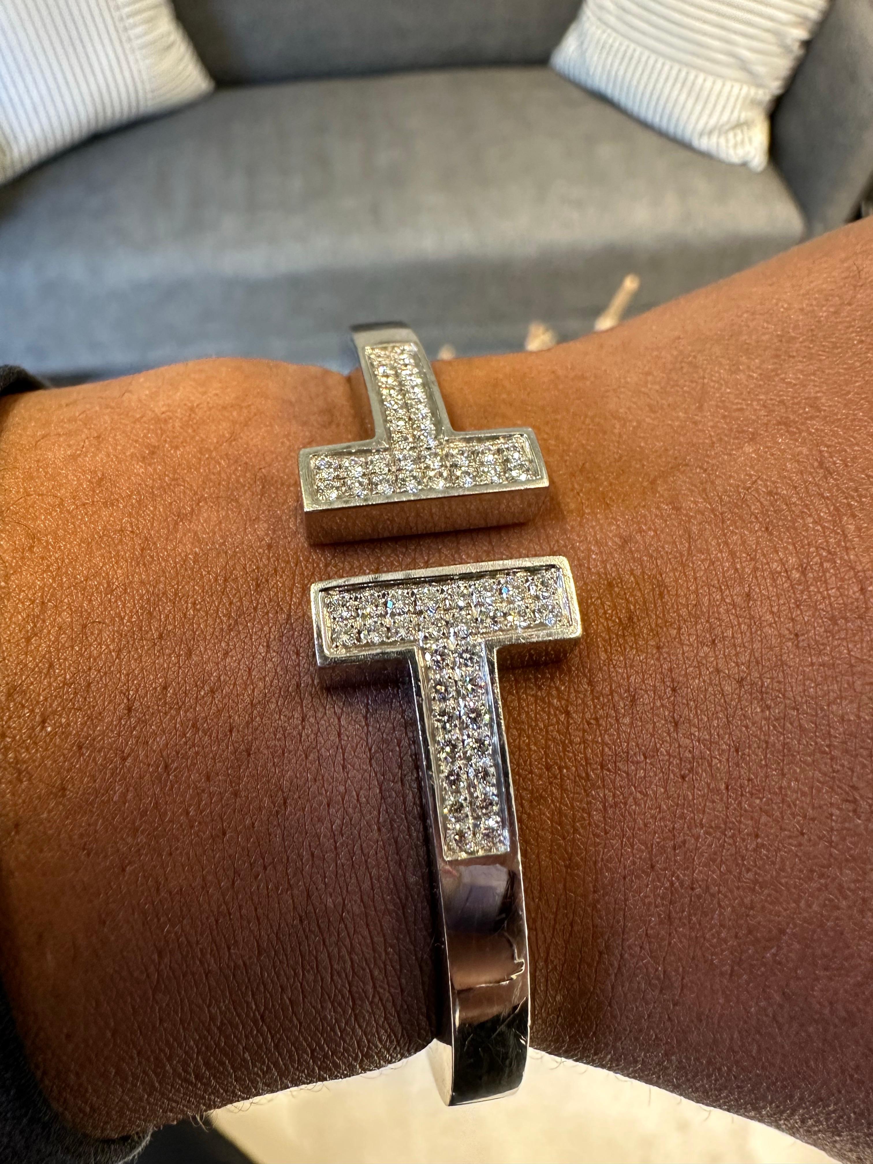 Tiffany & Co. Signiert 18K Weißgold Pave Diamant T-Armband für Damen oder Herren im Angebot