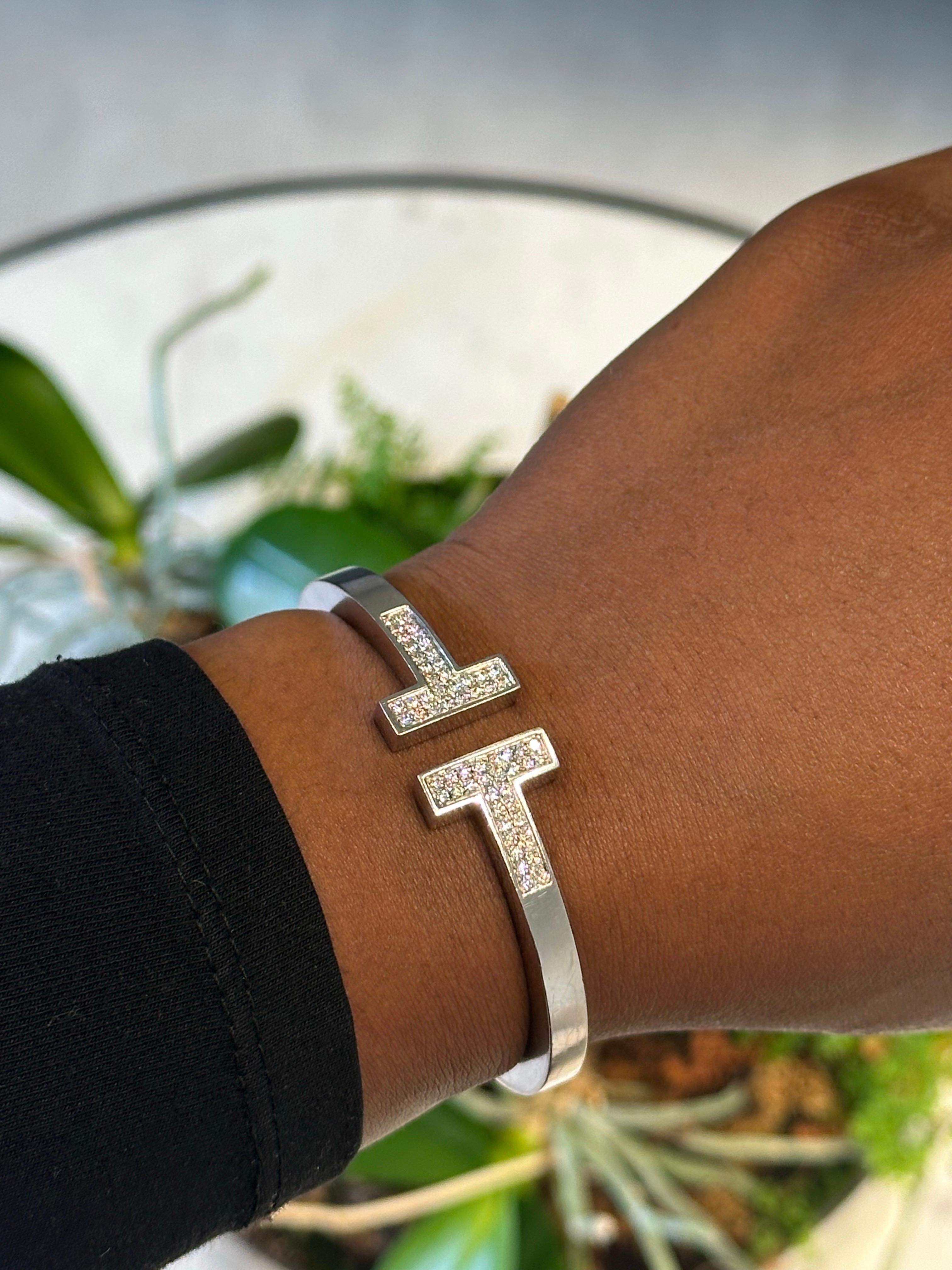 Tiffany & Co. Signiert 18K Weißgold Pave Diamant T-Armband im Angebot 1