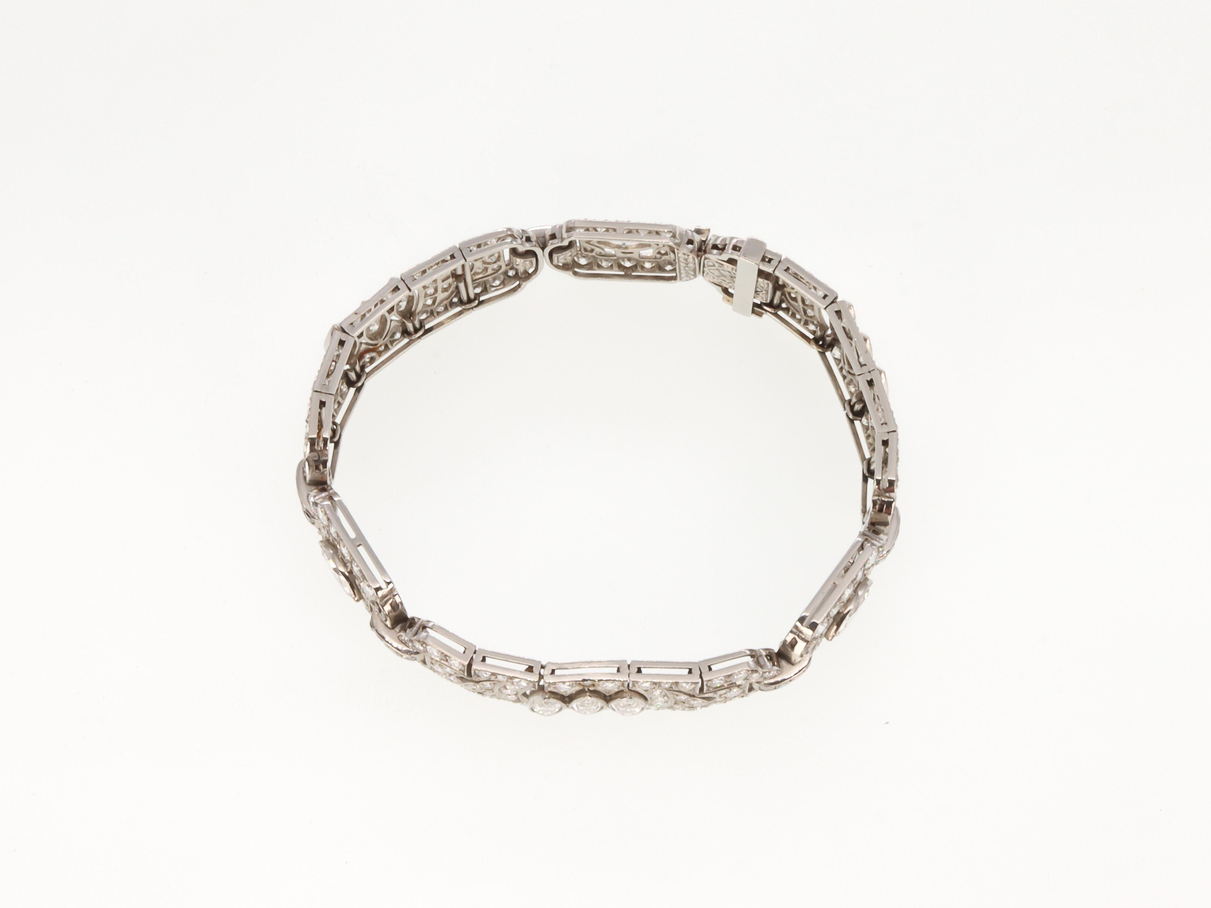 Taille mixte Tiffany & Co. Bracelet signé d'époque Art déco en platine et diamants de 9 carats en vente