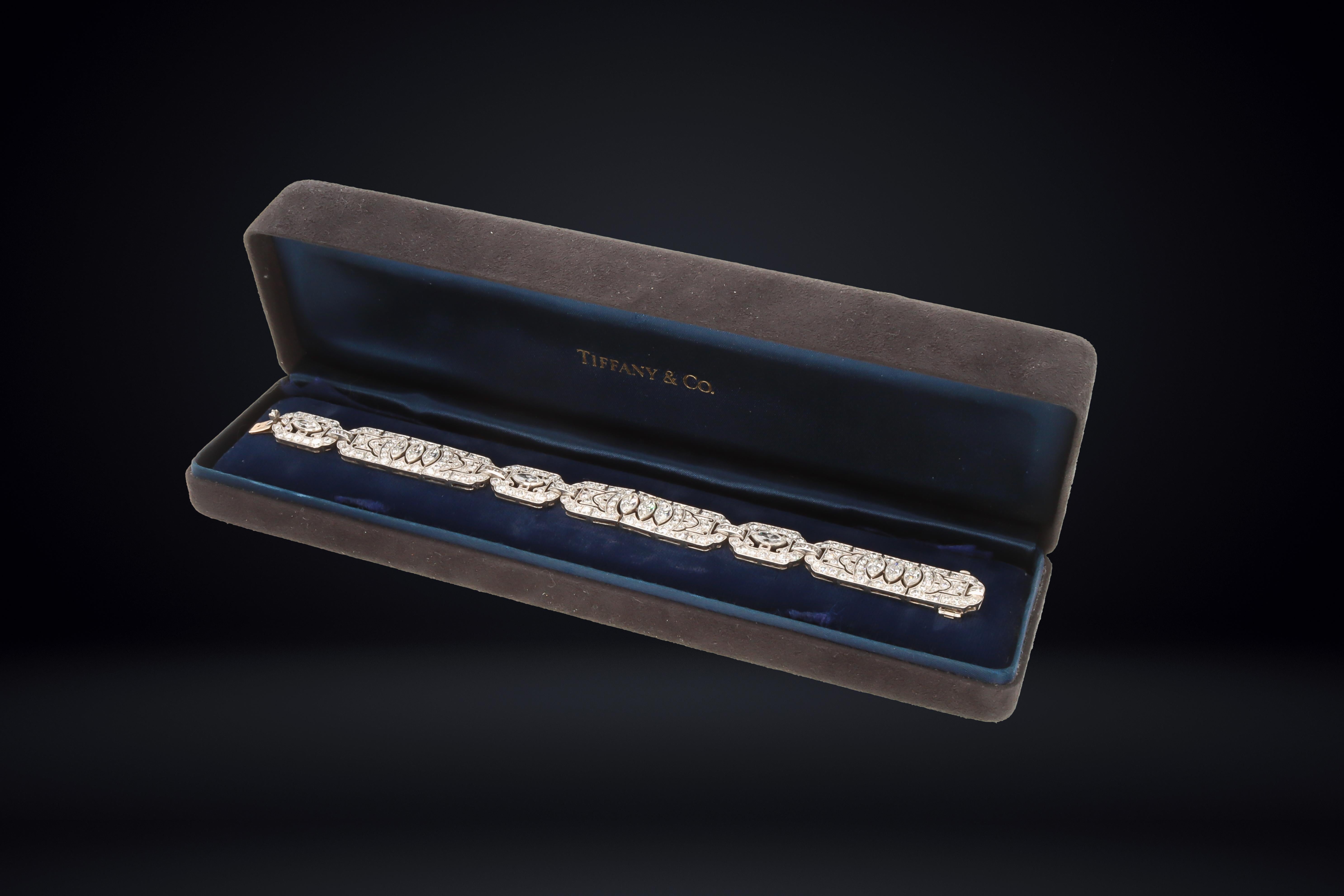 Tiffany & Co. Bracelet signé d'époque Art déco en platine et diamants de 9 carats en vente 2