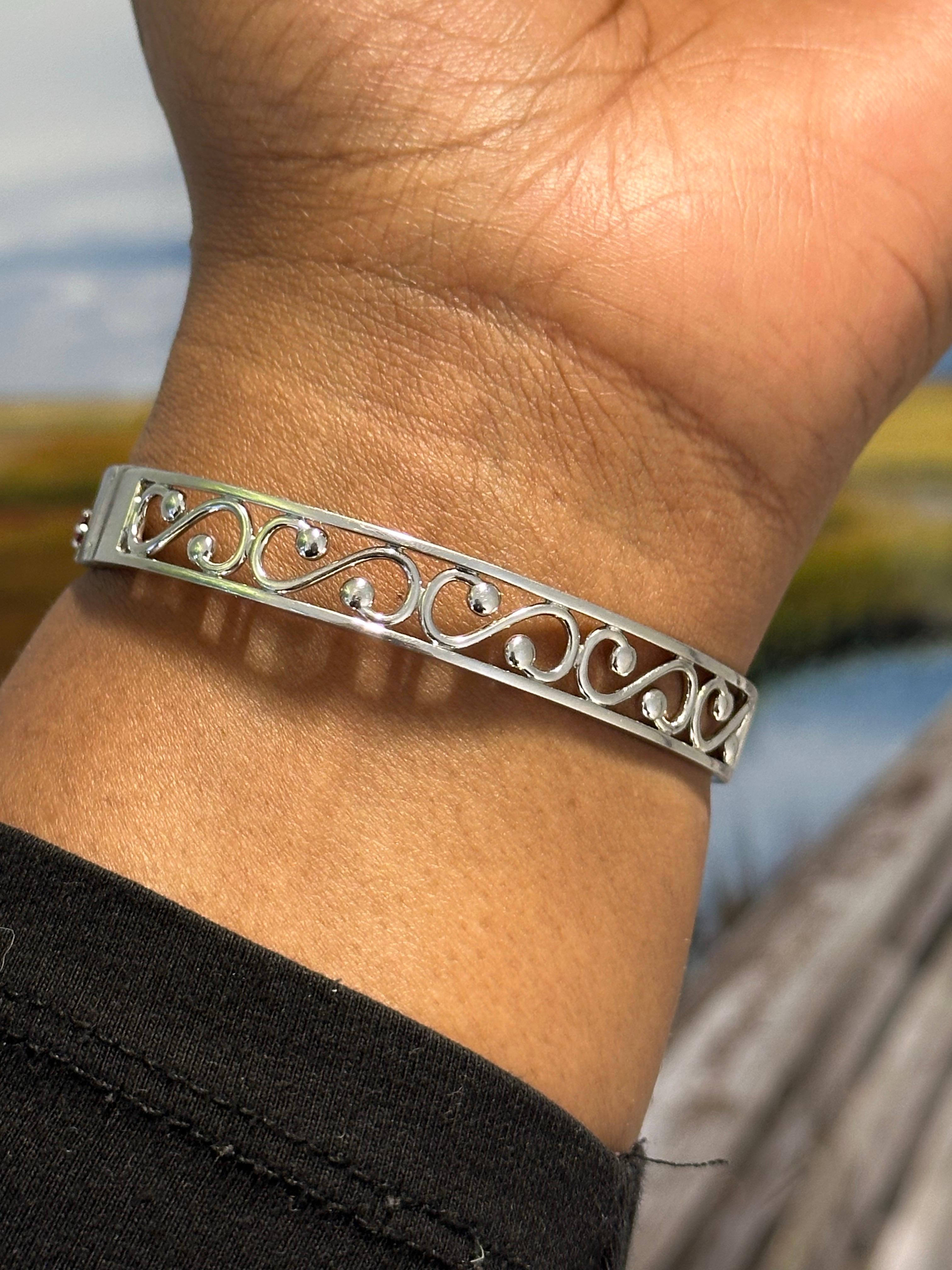 Tiffany & Co. Pulsera de rubíes y diamantes firmada Enchant Scroll Cuff en venta 4