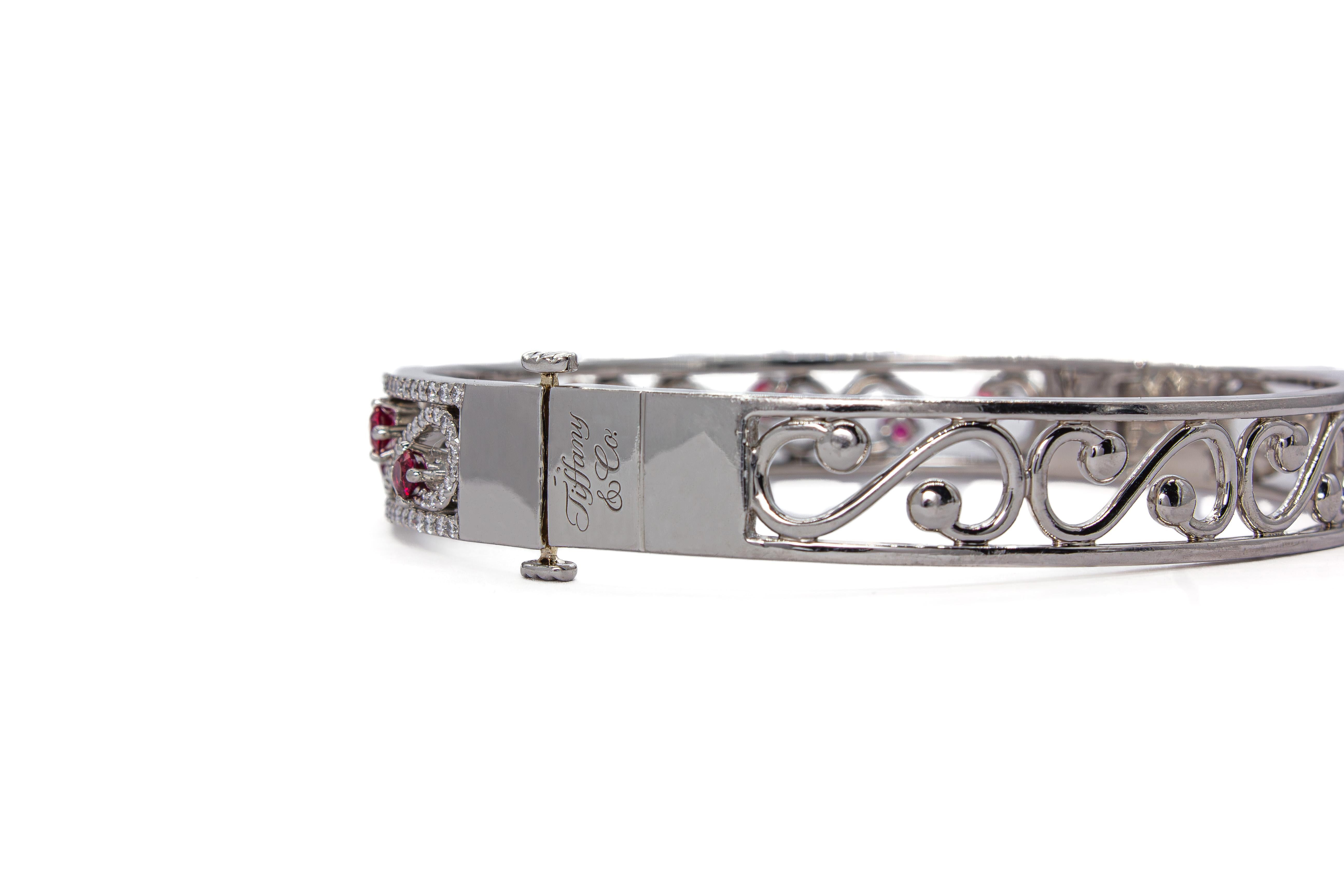 Tiffany & Co. Pulsera de rubíes y diamantes firmada Enchant Scroll Cuff Contemporáneo en venta