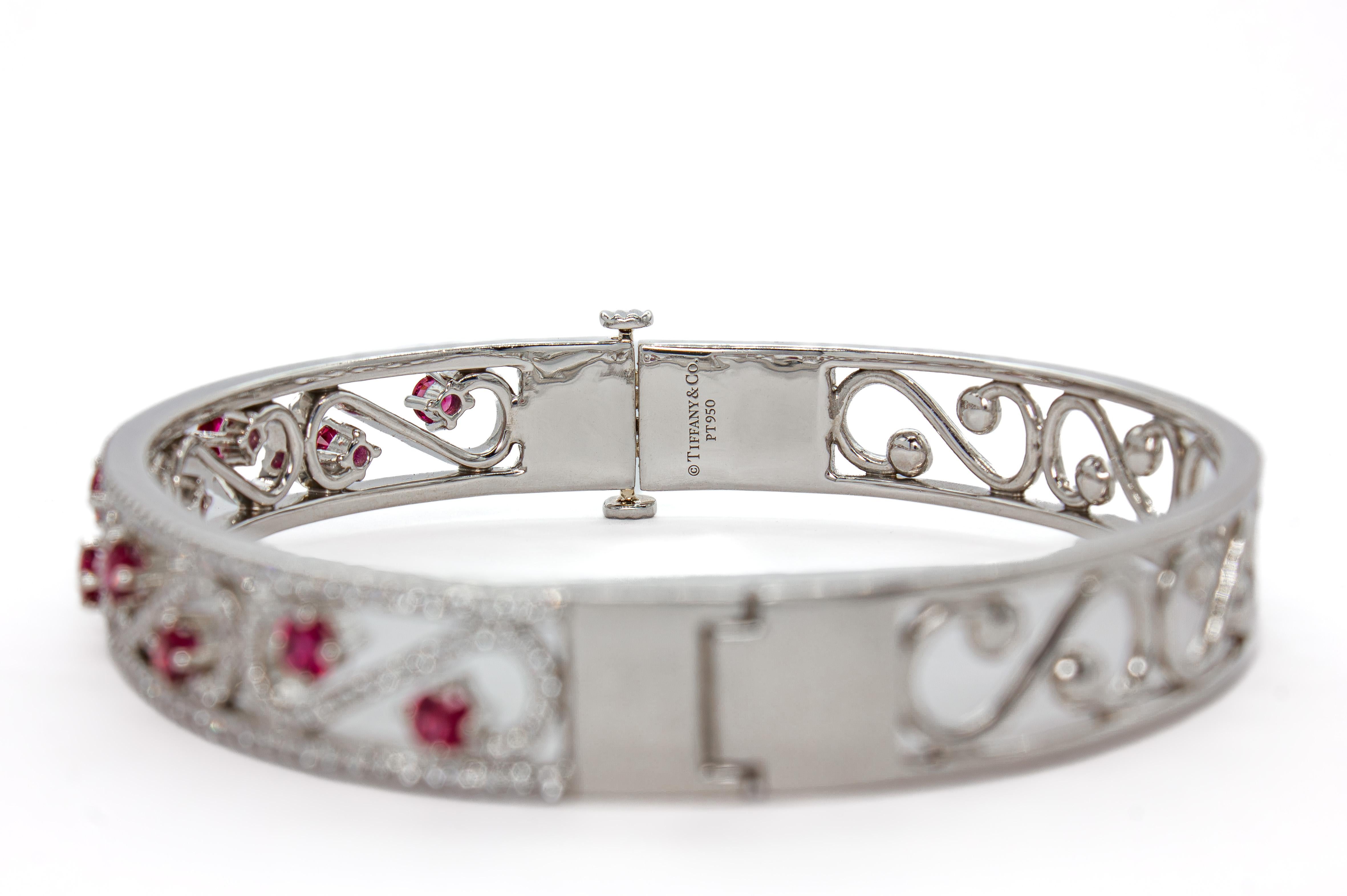 Tiffany & Co. Pulsera de rubíes y diamantes firmada Enchant Scroll Cuff Corte redondo en venta