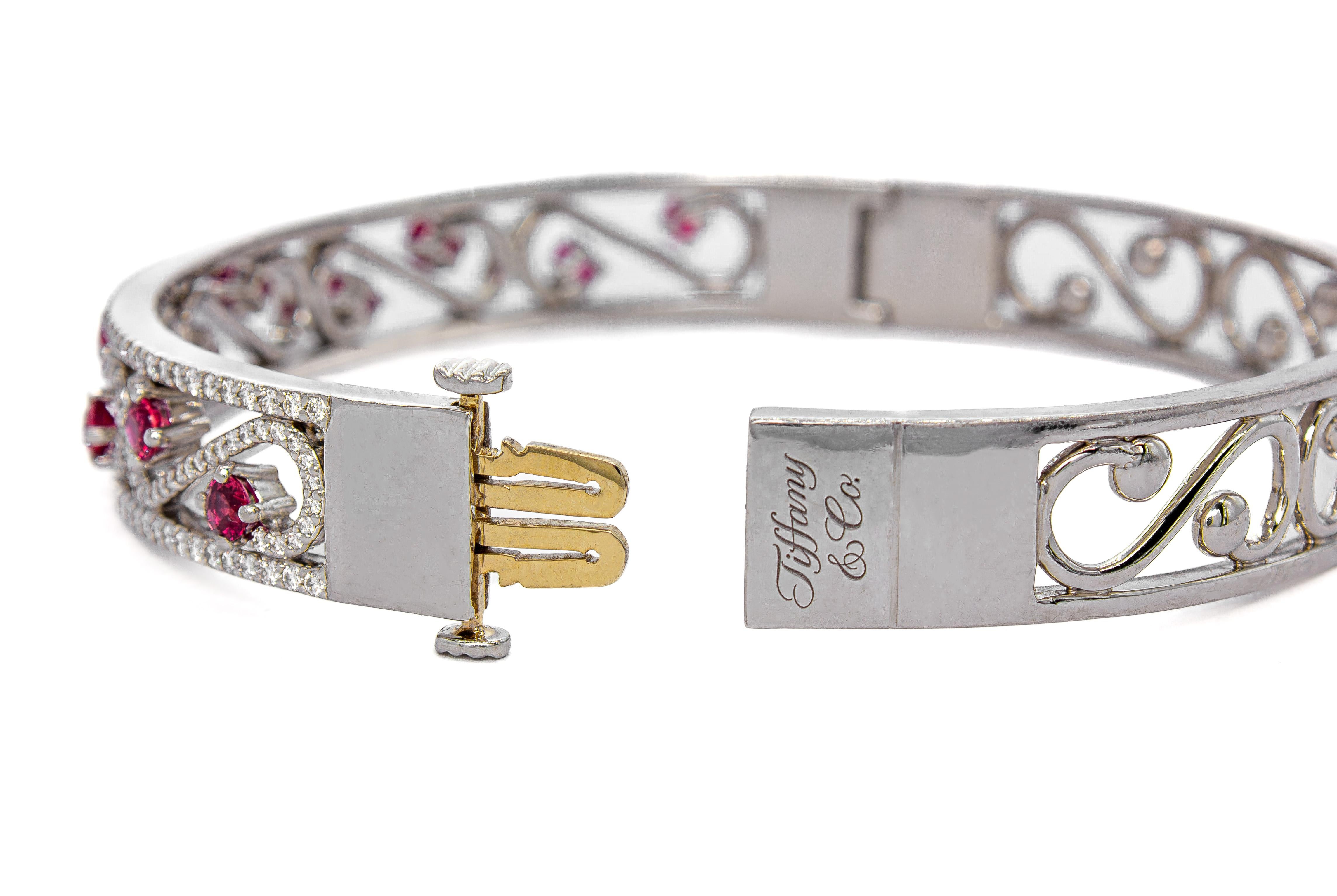 Tiffany & Co. Pulsera de rubíes y diamantes firmada Enchant Scroll Cuff en Excelente estado para la venta en New York, NY