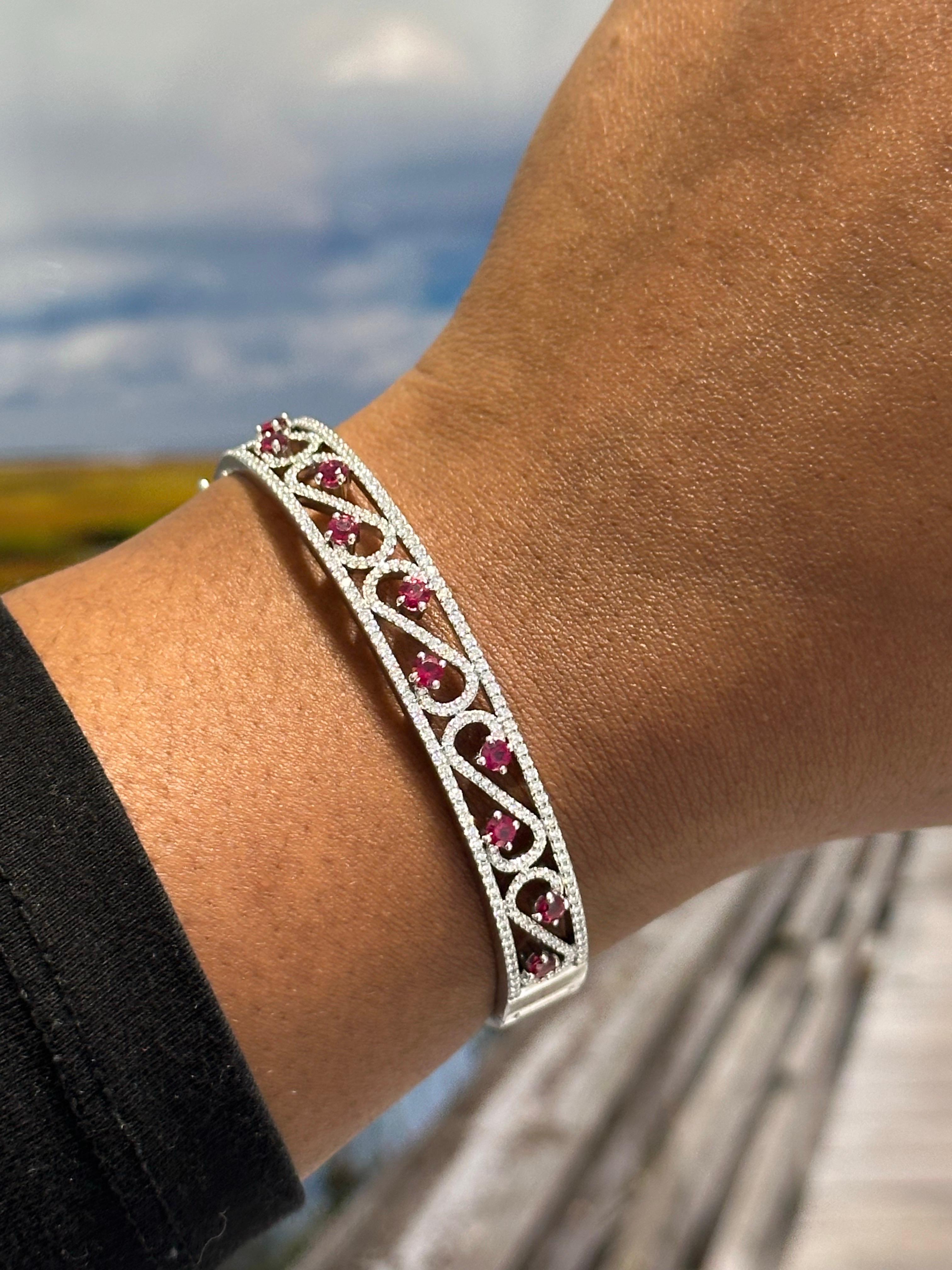 Tiffany & Co. Pulsera de rubíes y diamantes firmada Enchant Scroll Cuff en venta 2