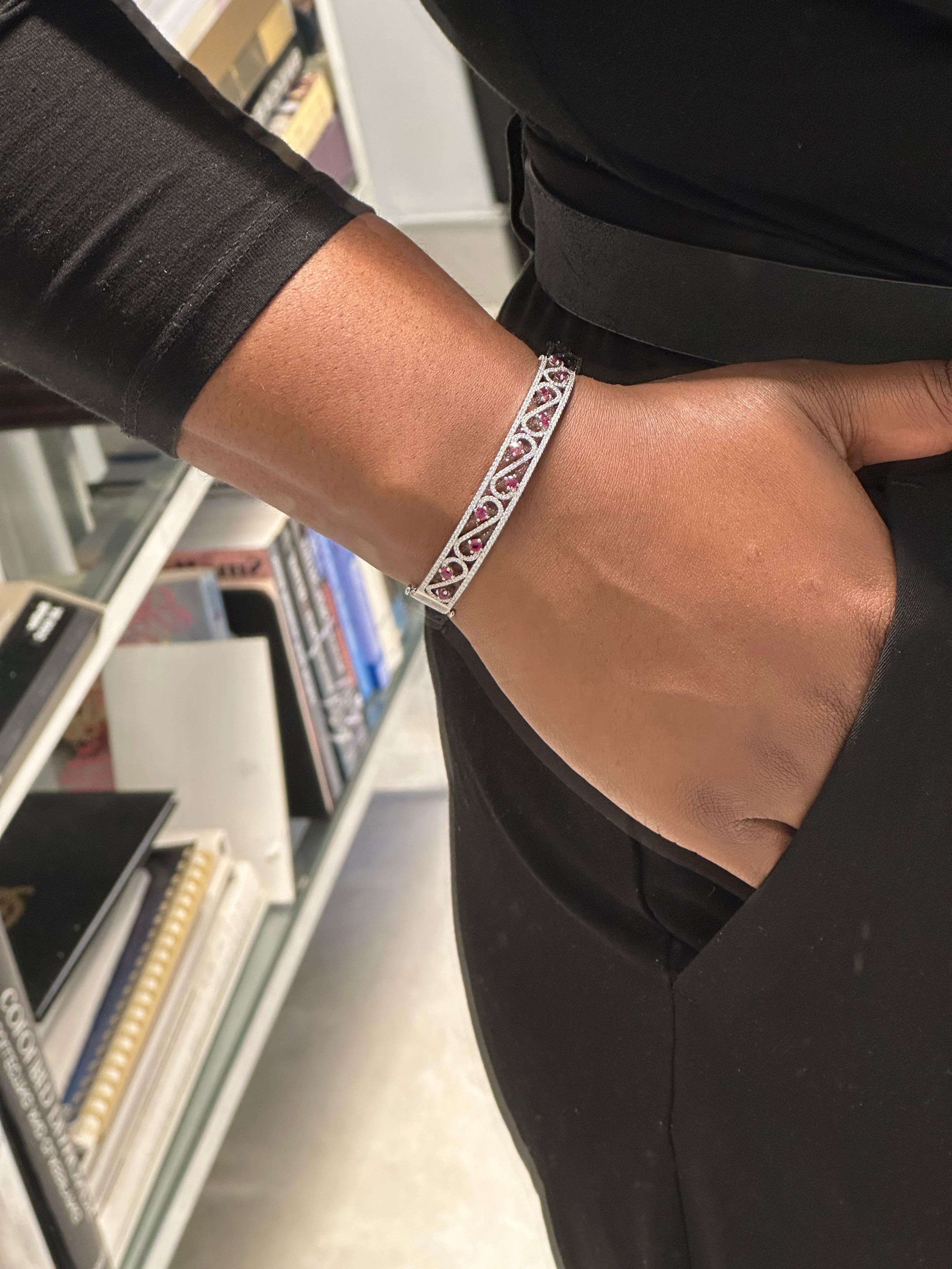 Tiffany & Co. Pulsera de rubíes y diamantes firmada Enchant Scroll Cuff en venta 3