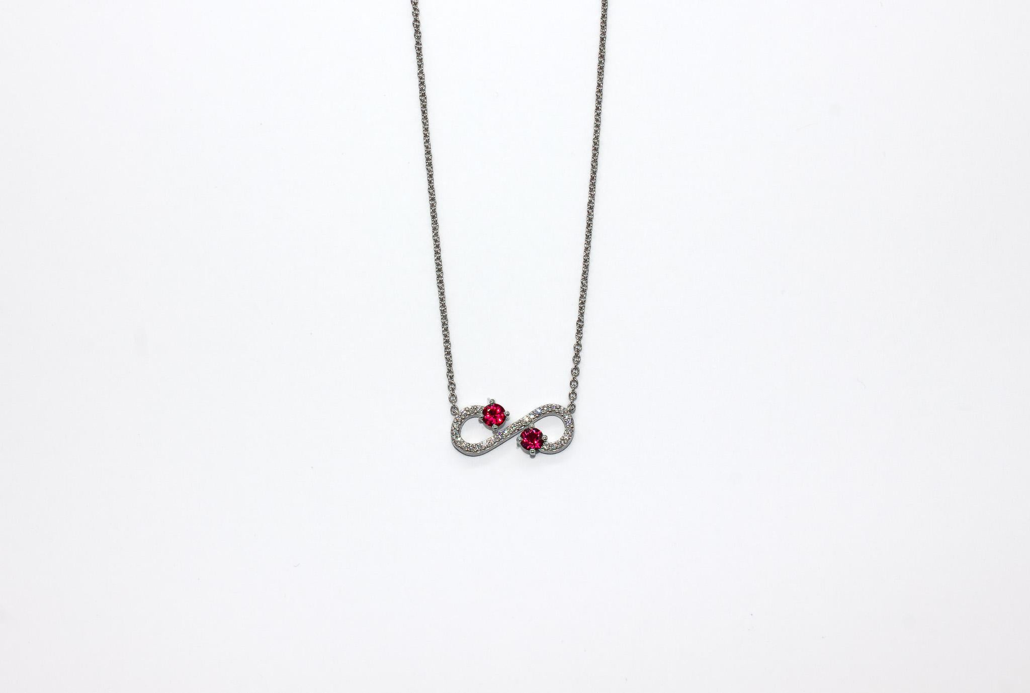 Ispirato all'eleganza della natura e alla grazia delle viti rigogliose, questo Tiffany & Co. La collana Enchant Scroll è un pezzo accattivante di alta gioielleria. Il suo intricato motivo a volute traforate si avvolge magnificamente intorno al