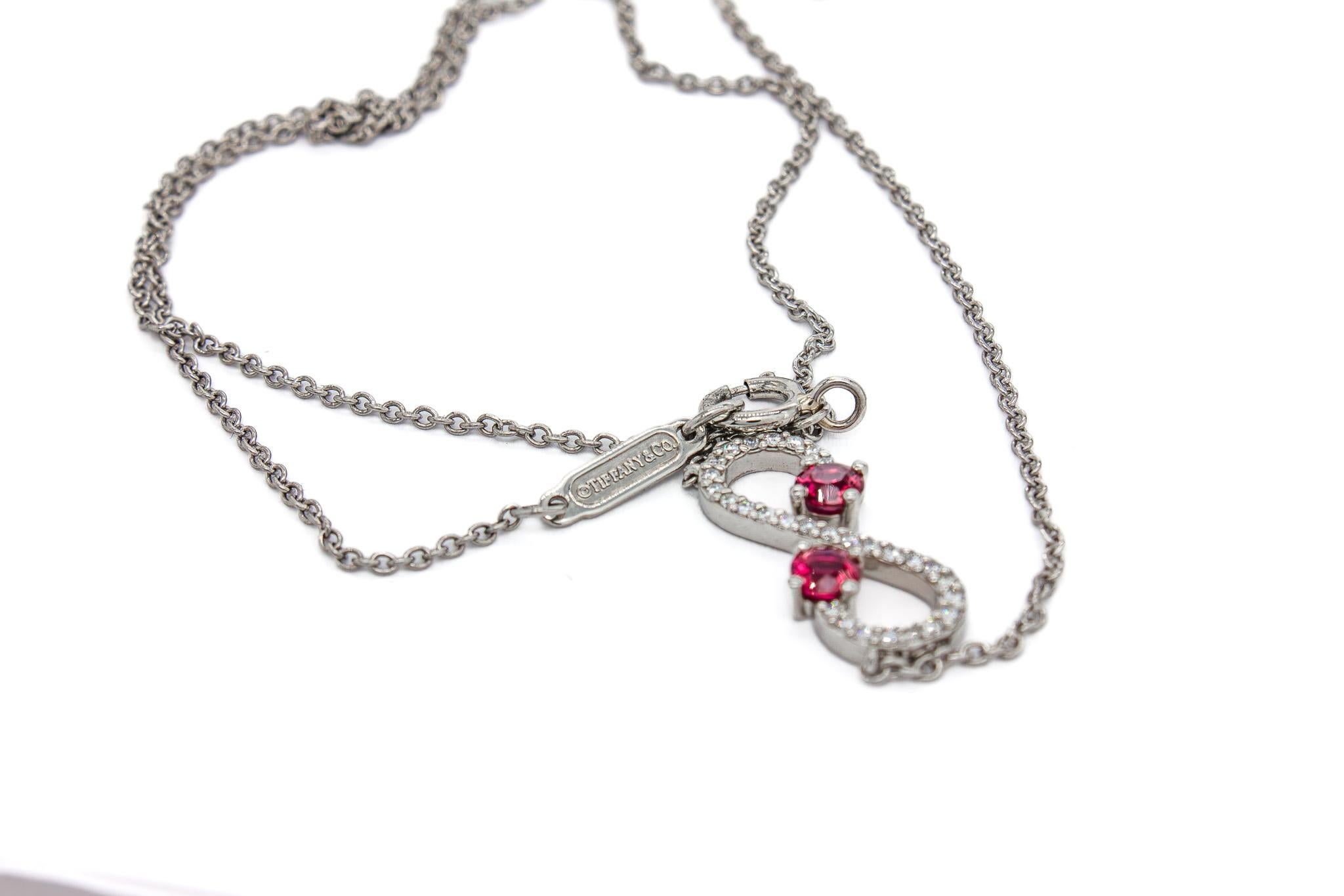 Taglio rotondo Tiffany & Co. Collana con ciondolo di diamanti e rubini firmata Enchant Scroll Cuff in vendita