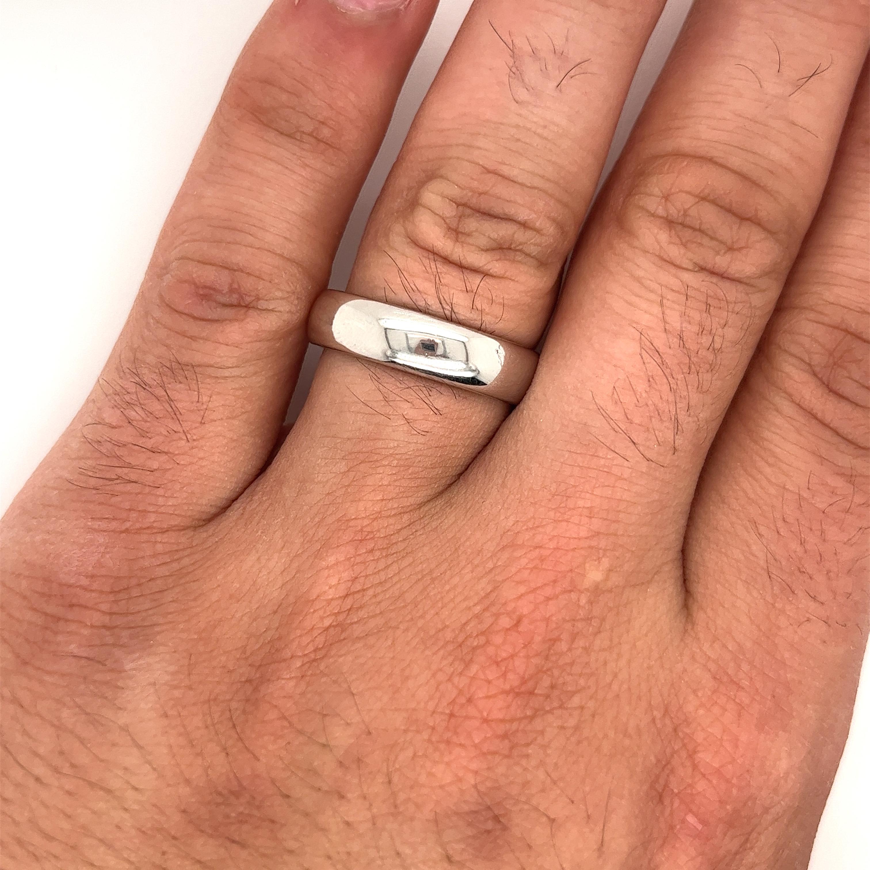 Tiffany & Co. signed men's wedding band, expertly crafted in platinum 950. This distinguished 6mm wide ring is designed for the modern gentleman, providing a refined and sophisticated touch to any ensemble. With a ring size of 11, this Tiffany & Co.