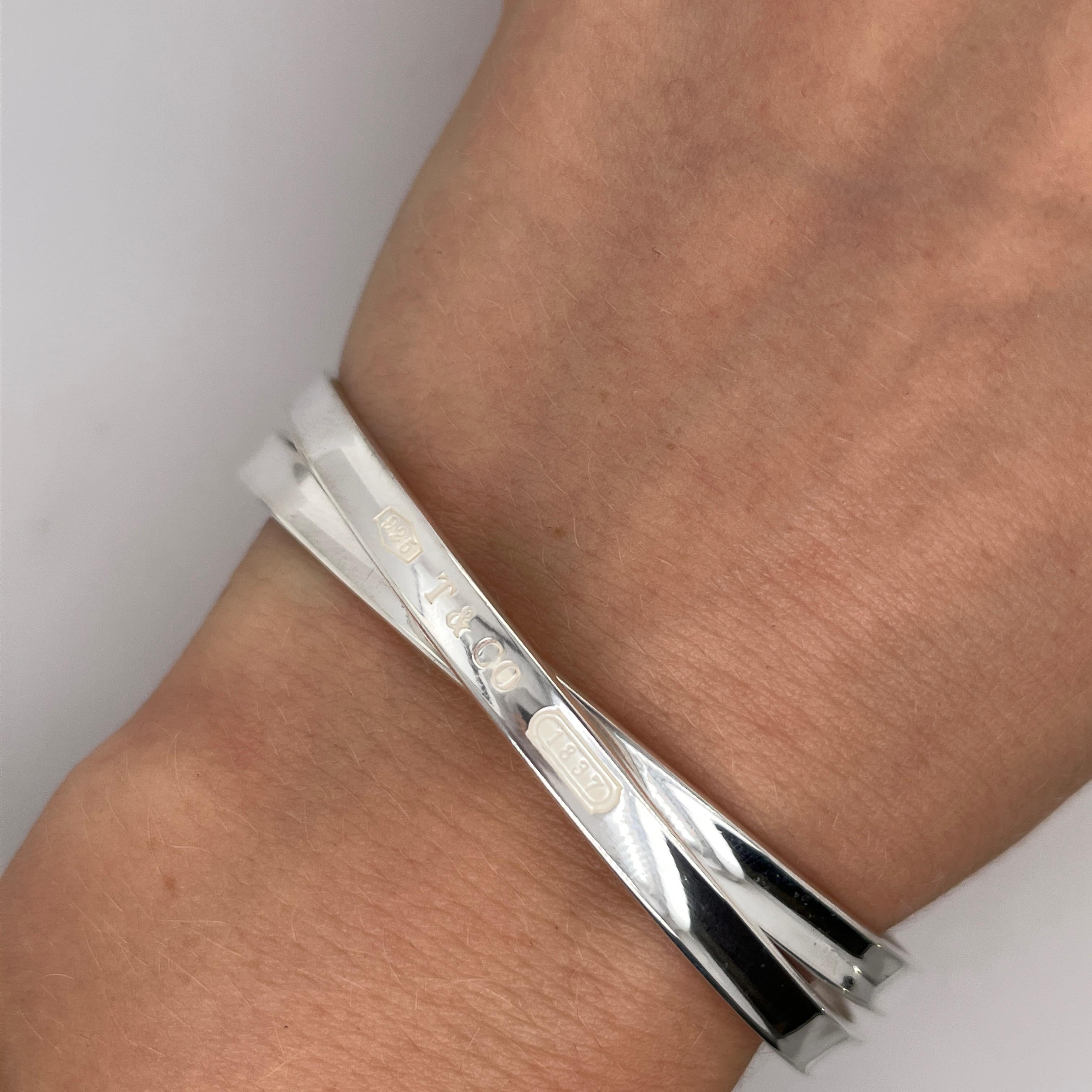 
Questo pezzo classico sfoggia l'iconico design di Tiffany, elegante, minimalista e senza sforzo chic.
Perfetto per essere indossato tutti i giorni o impilato con altri bracciali. 

Peso totale: 39,60 g
Diametro interno:  63.70mm
Punzoni: Tiffany &