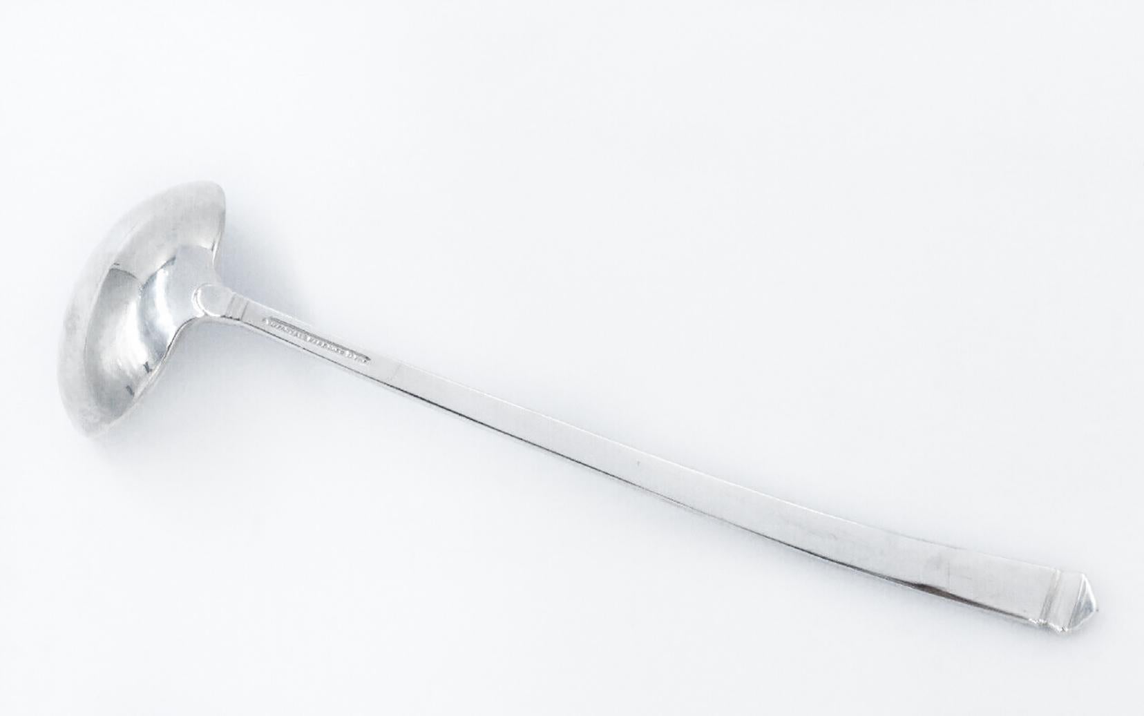 Tiffany & Co.
Sterling Silver 925
Ladle Gravy Spoon
Hallmarked: Tiffany & Co Sterling M PAT.
Approx. 55.1 grams
Approx. 7 inches long
In great looking condition, wear consistent with time and light use, 
see images please
No original box or papers
