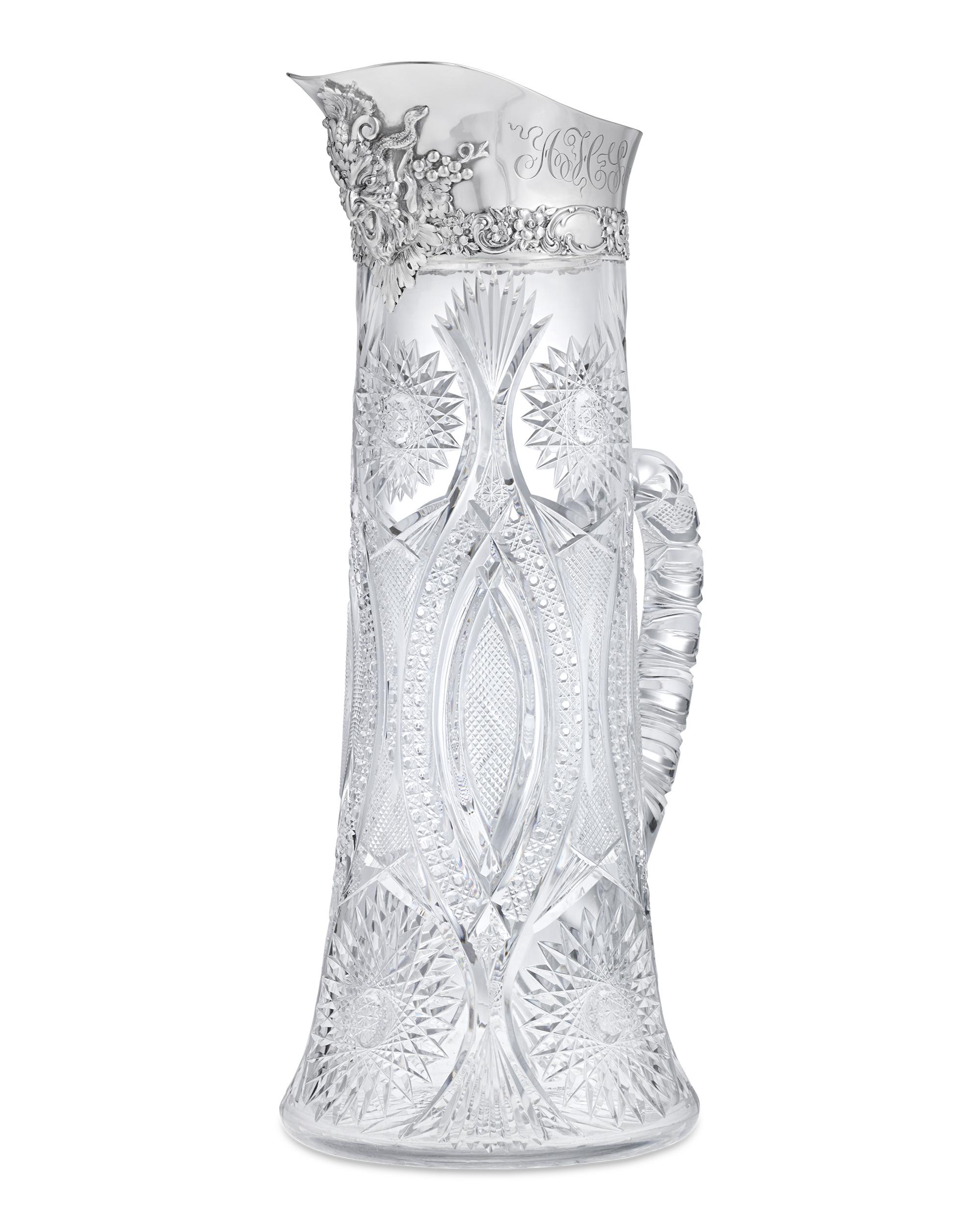 Diese außergewöhnliche Tiffany & Co. Der Krug aus geschliffenem amerikanischem Brilliant-Glas verkörpert den raffinierten Luxus, für den das Unternehmen bekannt ist. Der Gefäßkörper erstrahlt in unvergleichlichem Glanz mit mundgeblasenen und