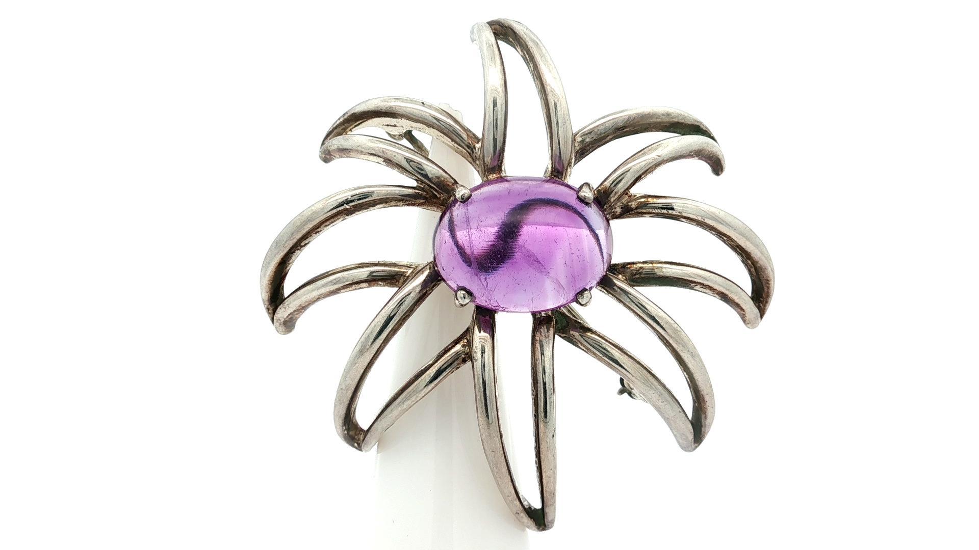 Tiffany
Co. Broche en argent avec grand cabochon d
améthyste pour feux d
artifice