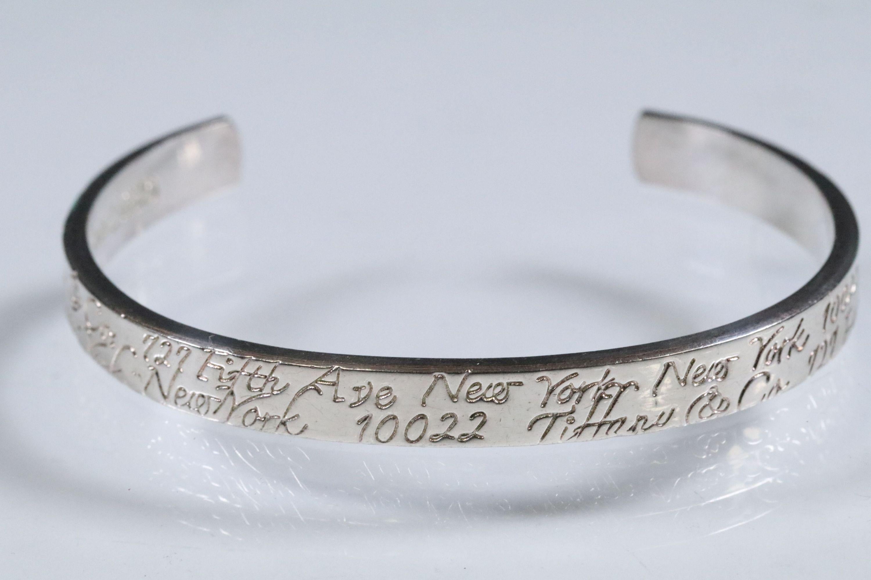 Bracciale bangle/cuffia in argento di Tiffany & Co. con marchio Tiffany & Co. 925, 1997. All'esterno si legge tiffany and co, new York , 727 5th avenue. Questo articolo è stato indossato a malapena e presenta solo lievi segni dell'età e dell'uso. È