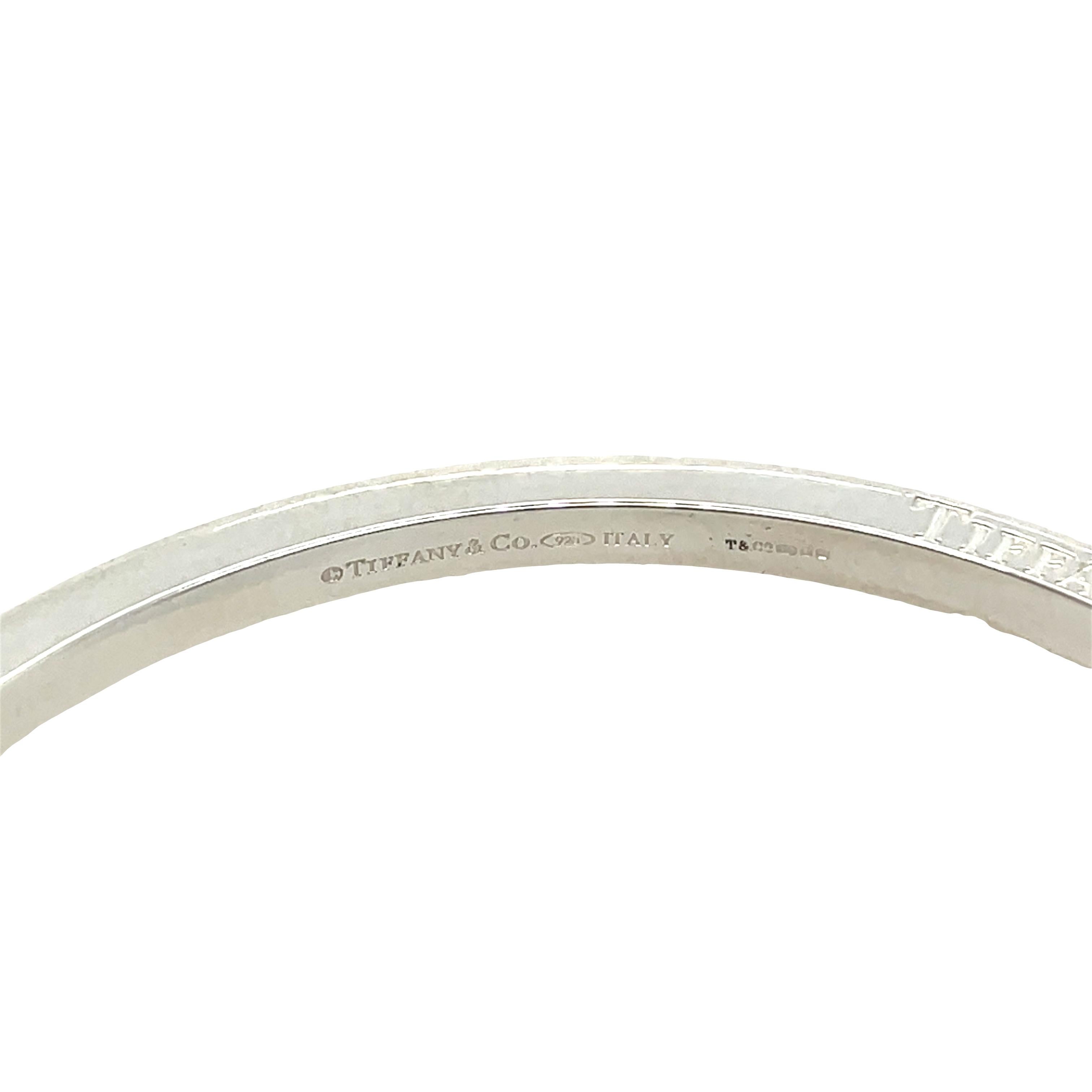 Tiffany & Co. Armreif aus Sterling Silber 925
Ein zeitloser und eleganter Armreif von Tiffany & Co. aus 925er Sterlingsilber. Dieses klassische Stück zeigt das ikonische Tiffany-Design - schlicht, minimalistisch und mühelos schick.
Perfekt für das