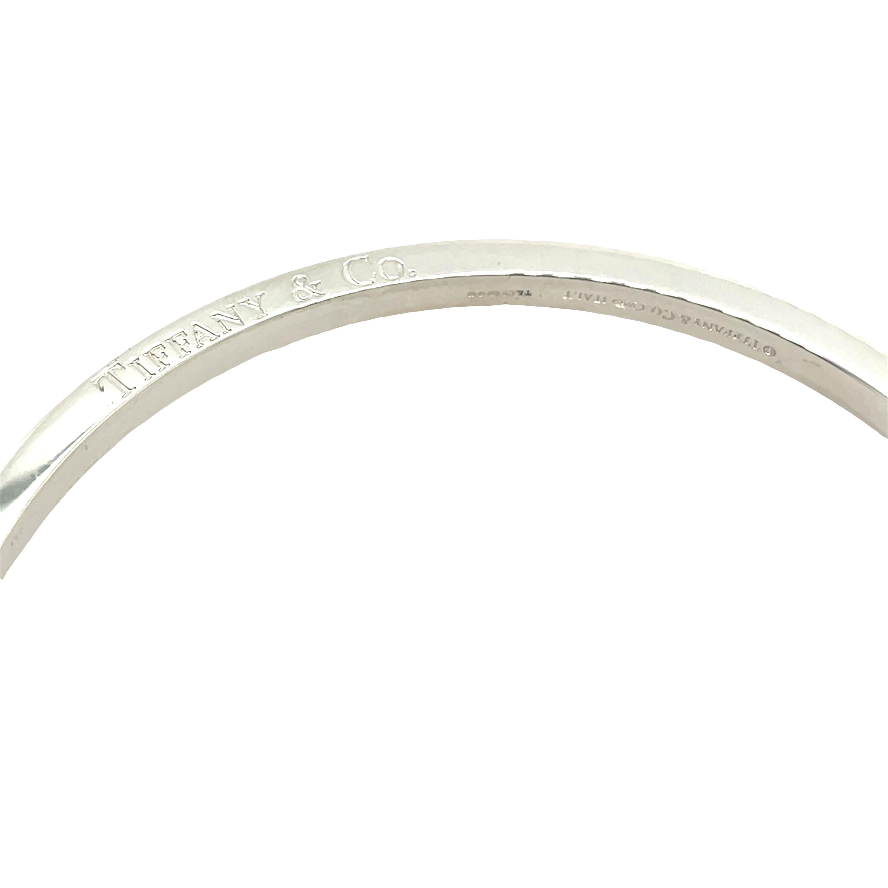 Tiffany & Co. Silberner Armreif mit roten Emaille-Streifen im Zustand „Hervorragend“ im Angebot in London, GB
