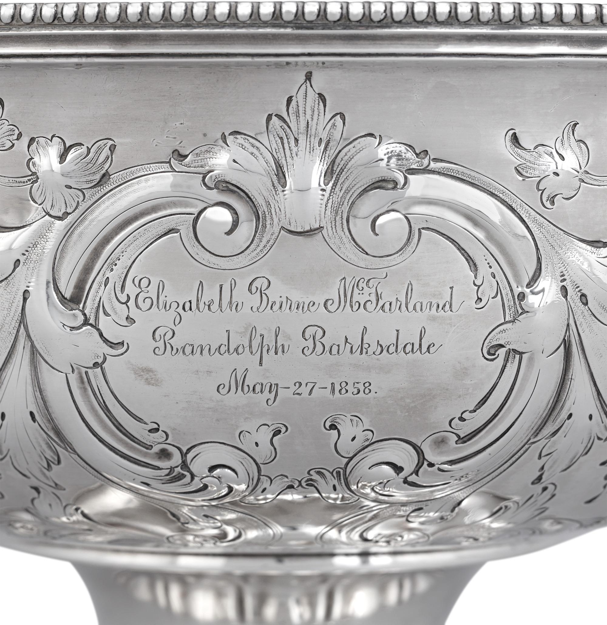 Américain Tiffany & Co. Plat de service en argent en vente