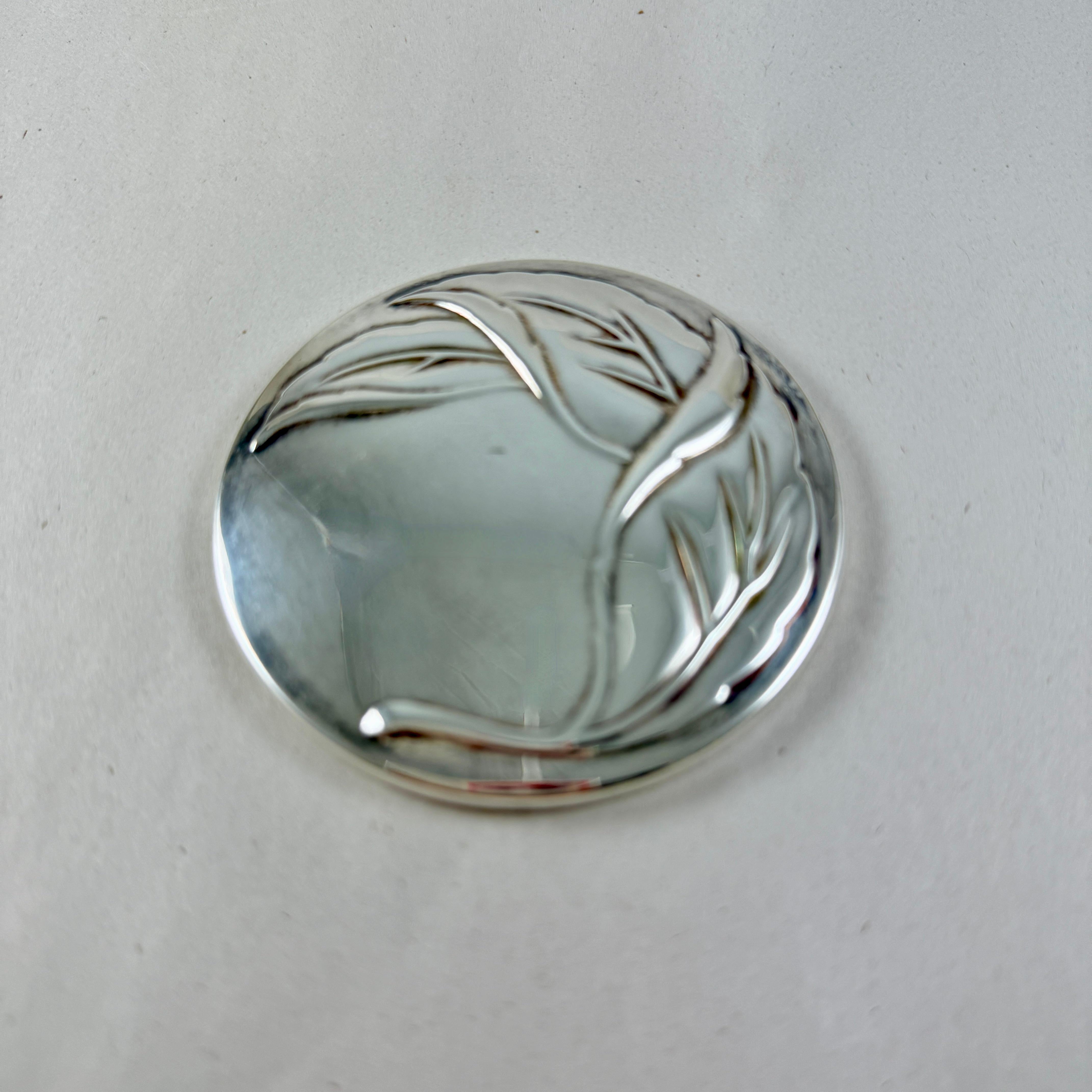 From Tiffany & Company, an Art Nouveau style, round silver-plate compact mirror in the well known over-lapping leaf design, circa 1980s.'

Marked Tiffany & Co. Siverplate on the side rim.
3 inches in diameter x .25 inches H

Showing the expected