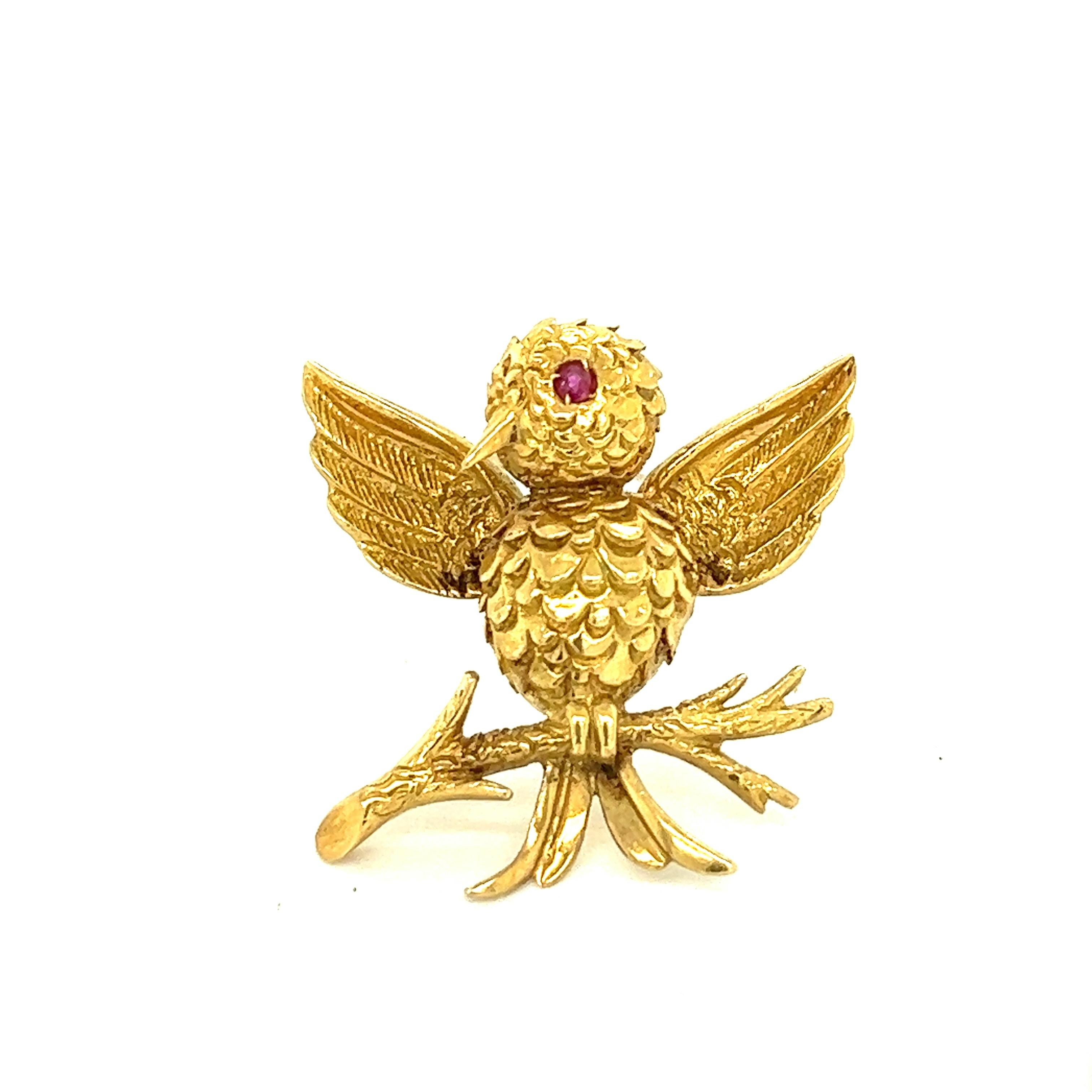 Tiffany & Co. Small Ruby 18k Yellow Gold Bird Brooch

A small textured bird on a single branch with a round-cut ruby for the eye; marked Tiffany & Co., personalized marks (HWR, CHM, 10-6-72)

Size: width 2.8 cm, length 2.8 cm
Total weight: 8.8 grams