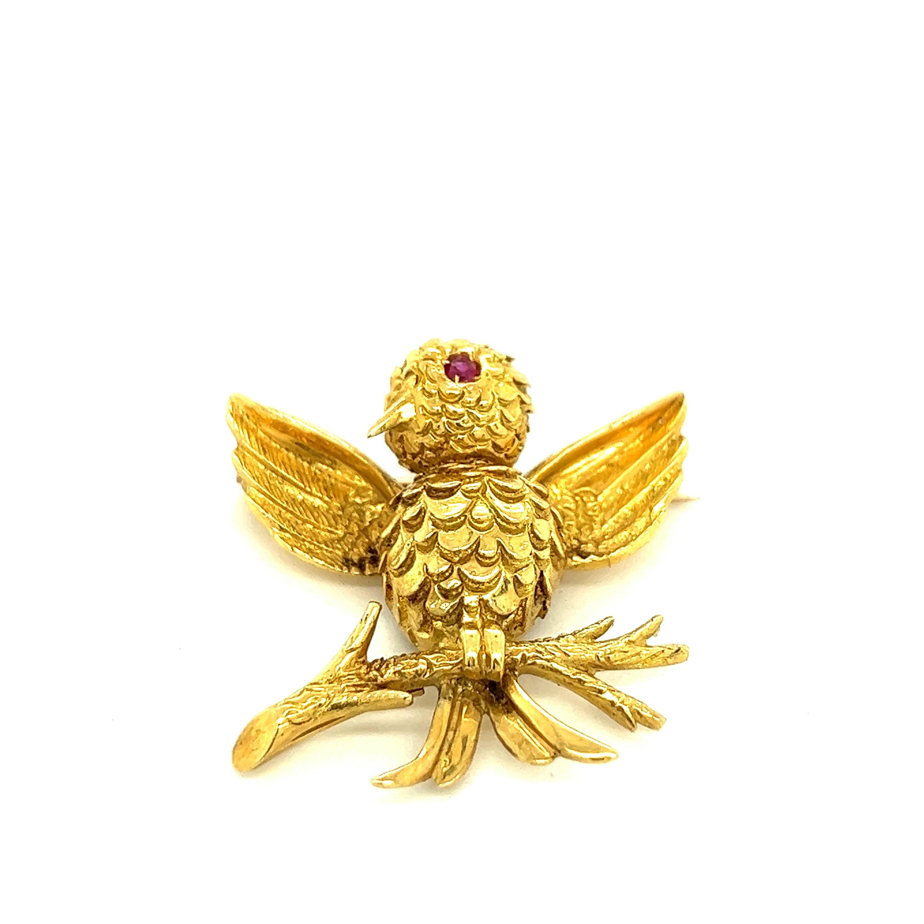 Tiffany & Co. Small Ruby 18k Yellow Gold Bird Brooch In Good Condition For Sale In New York, NY
