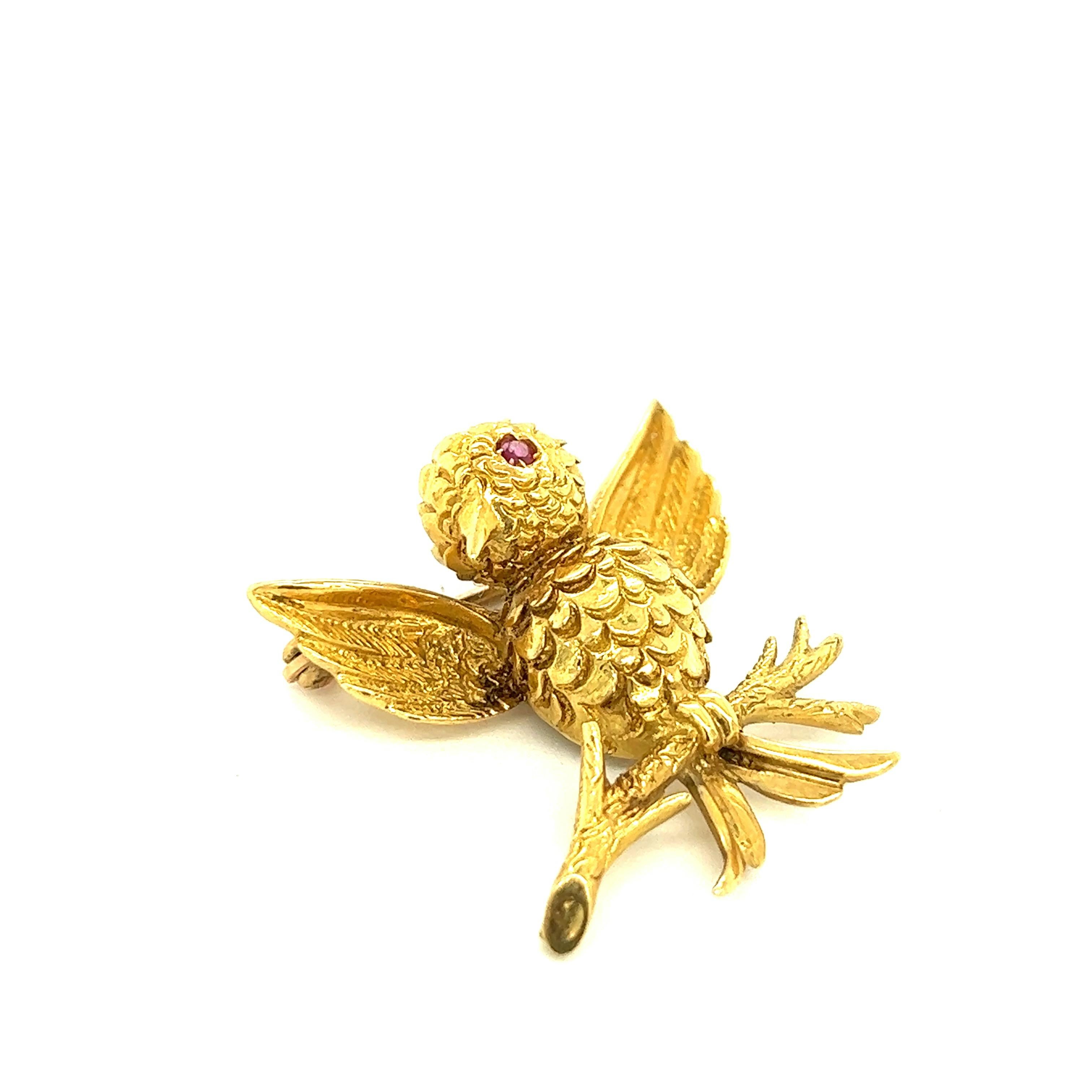 Women's or Men's Tiffany & Co. Small Ruby 18k Yellow Gold Bird Brooch For Sale