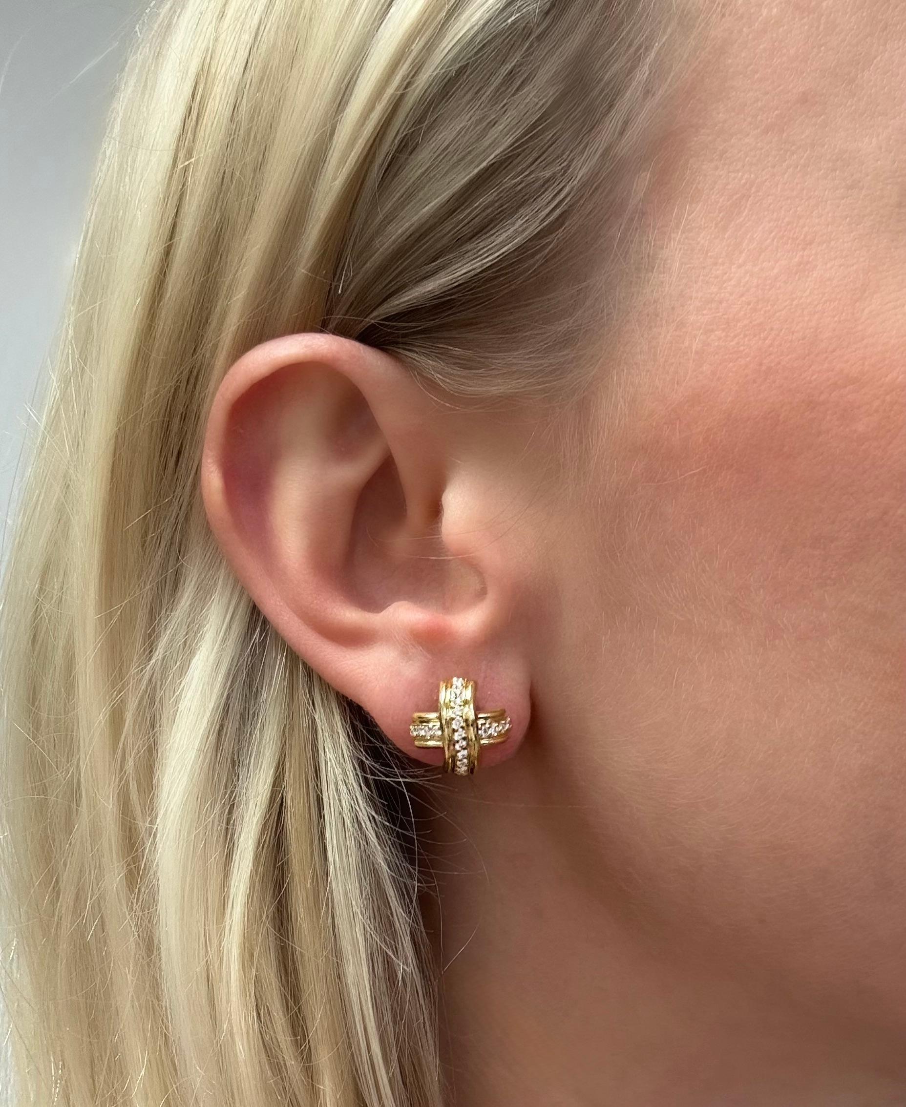 Im klassischen Design sind diese Tiffany & Co. Die X-Ohrringe enthalten 38 runde Diamanten im Brillantschliff von höchster Qualität mit einem Gesamtgewicht von 0,35 Karat, die mit Omega-Clips befestigt sind. Perfekt für den täglichen