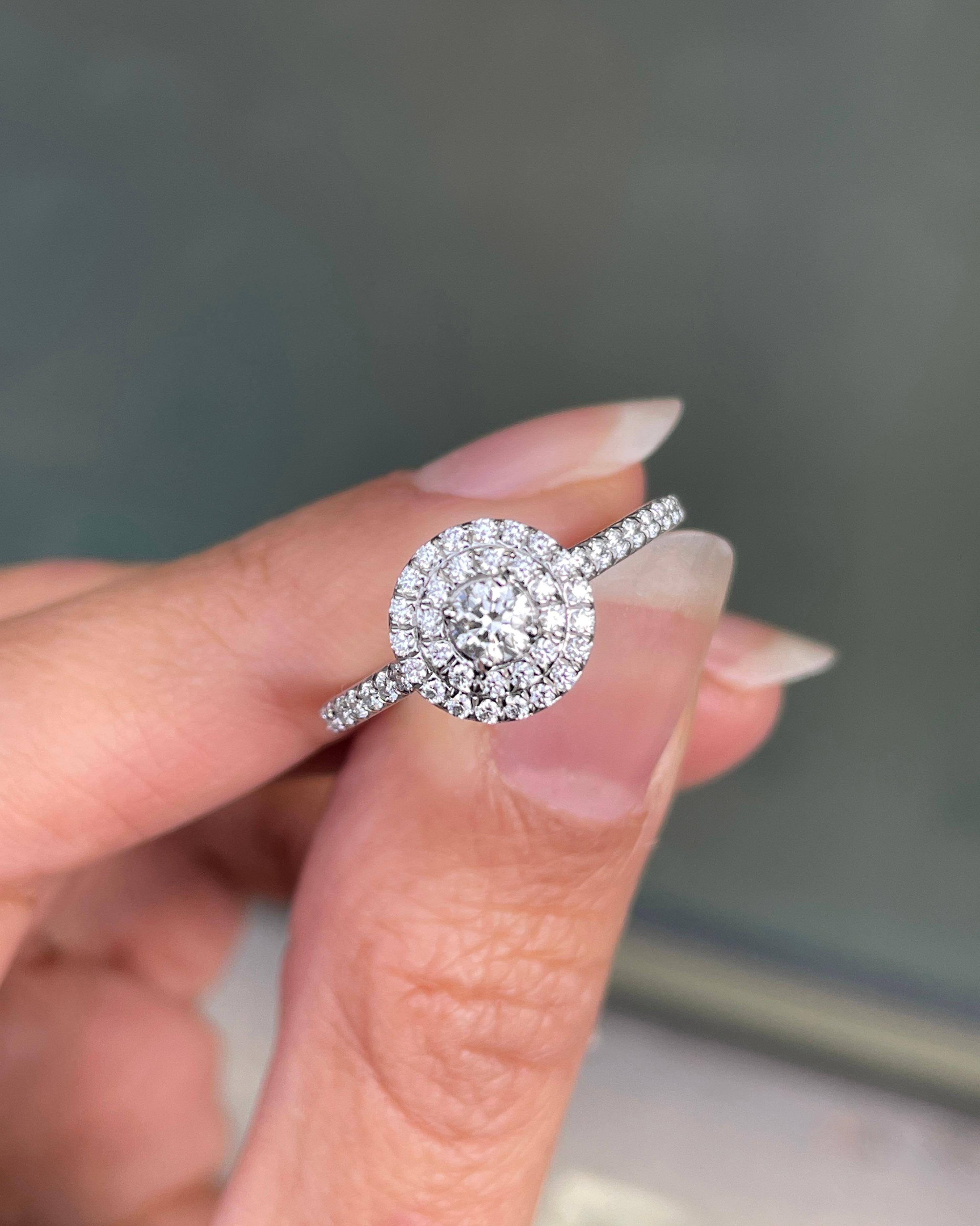 Tiffany & Co. Soleste, bague de fiançailles en platine avec halo de diamants de 0,43 carat Excellent état - En vente à London, GB