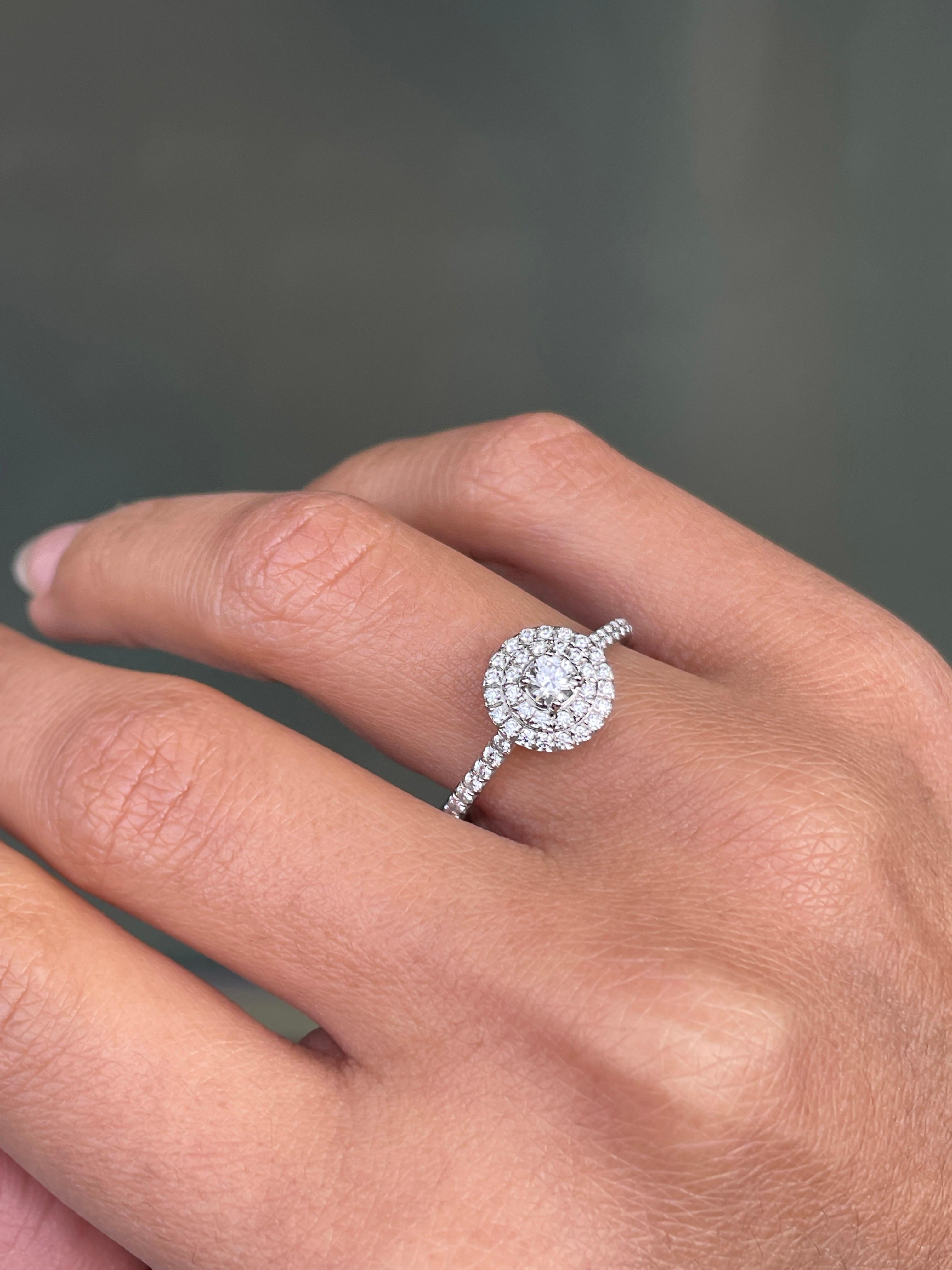 Tiffany & Co. Soleste, bague de fiançailles en platine avec halo de diamants de 0,43 carat en vente 1