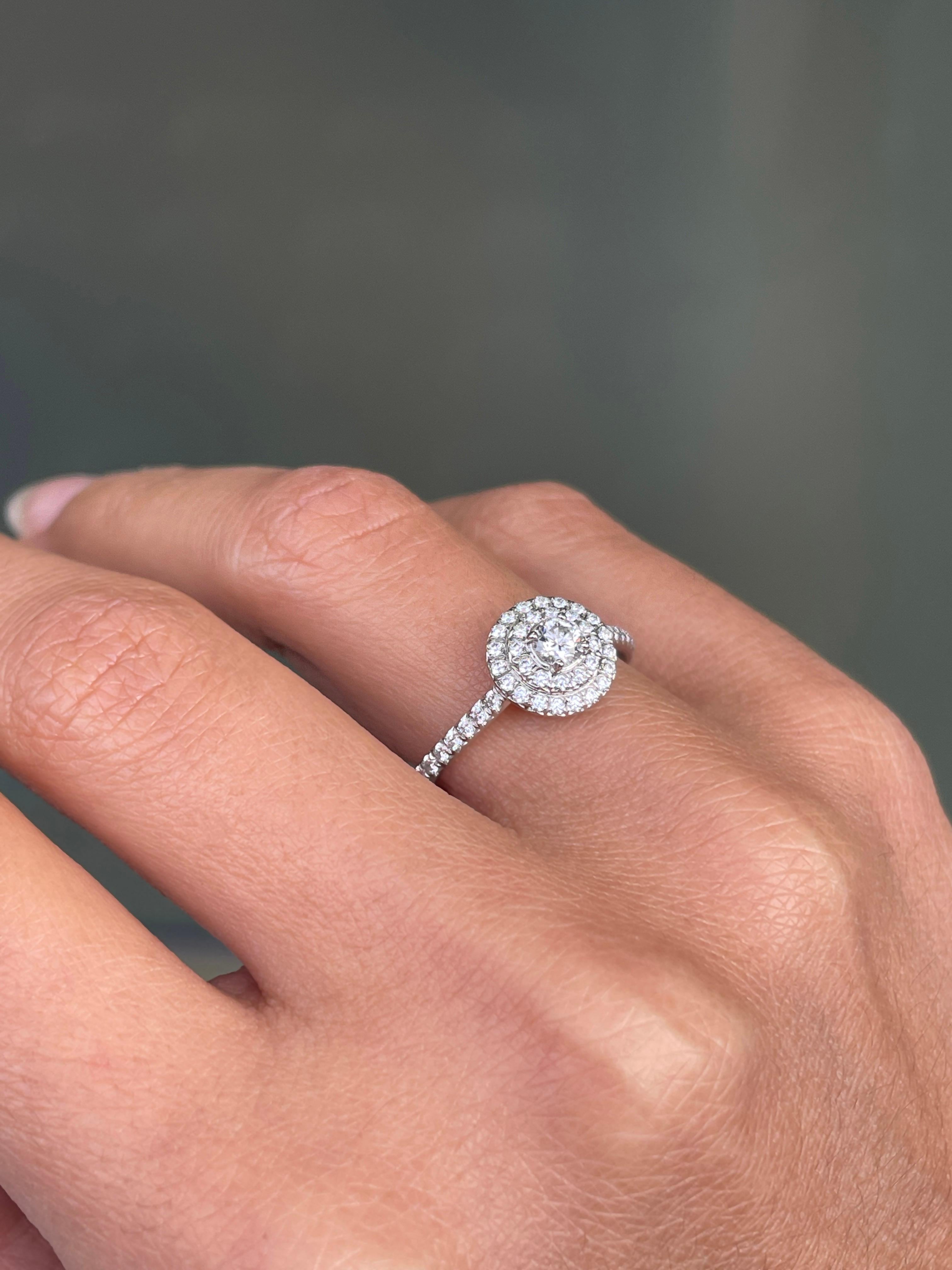 Tiffany & Co. Soleste, bague de fiançailles en platine avec halo de diamants de 0,43 carat en vente 2