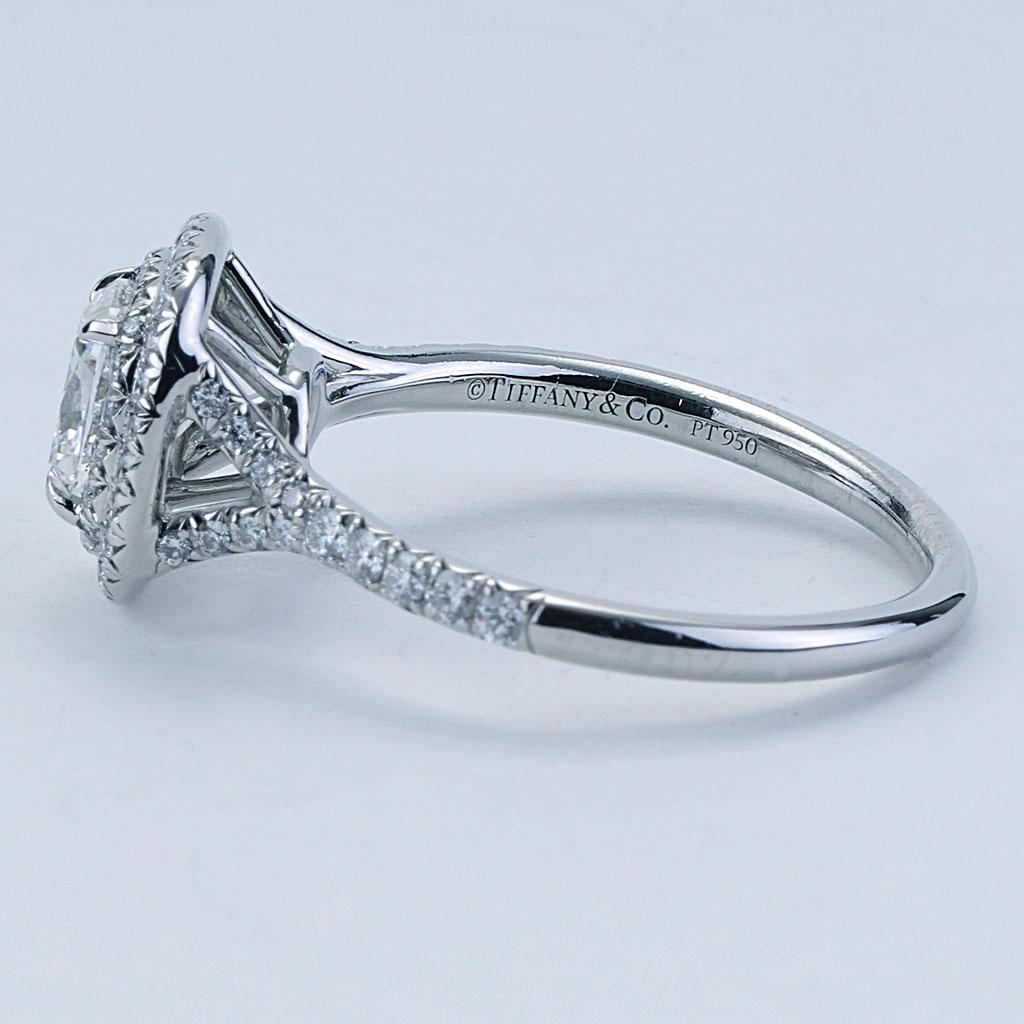 Contemporain Tiffany & Co Soleste, bague de fiançailles halo centre de diamant coussin de 1,07 carat en vente