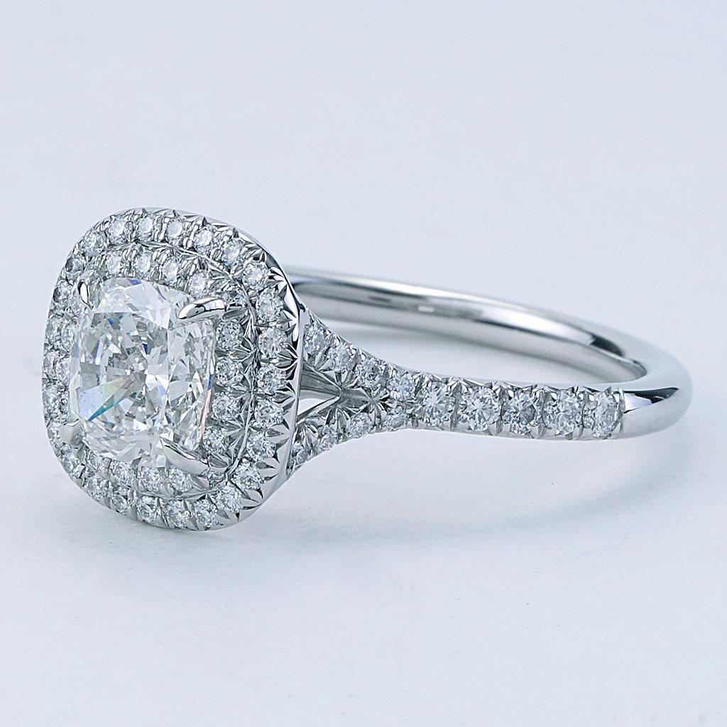 Tiffany & Co Soleste, bague de fiançailles halo centre de diamant coussin de 1,07 carat en vente 1