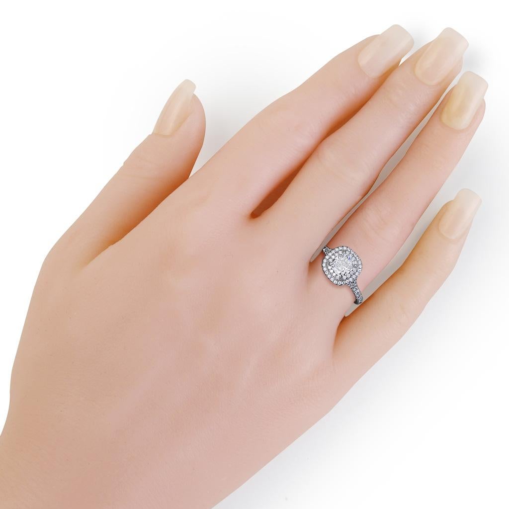 Tiffany & Co Soleste, bague de fiançailles halo centre de diamant coussin de 1,07 carat en vente 2