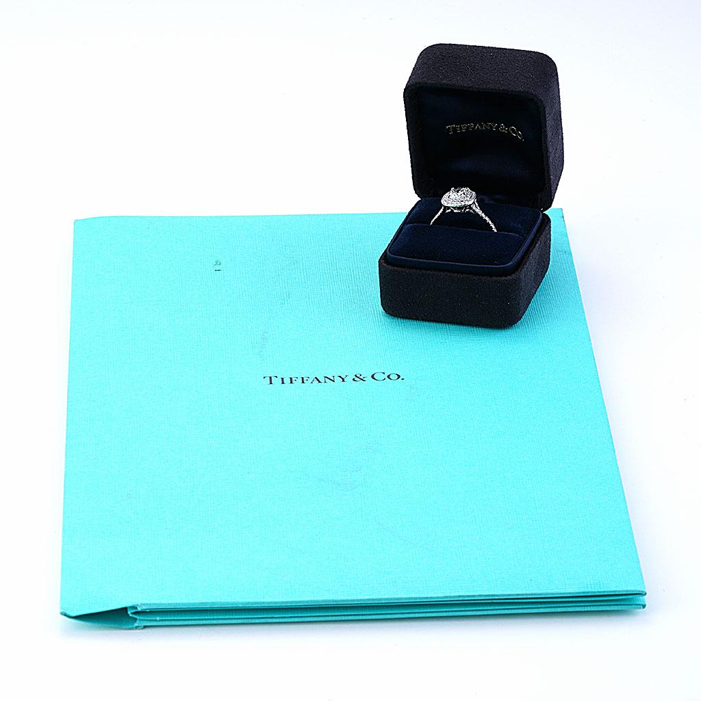 Tiffany & Co Soleste, bague de fiançailles halo centre de diamant coussin de 1,07 carat en vente 3